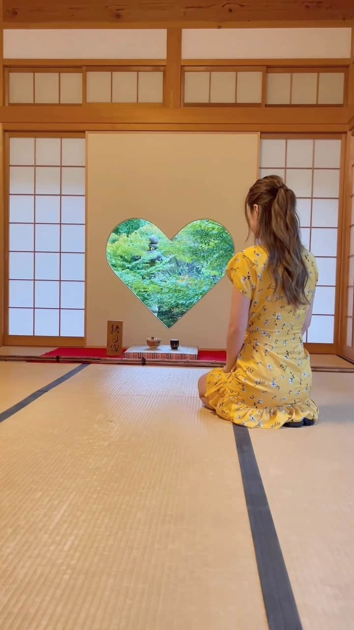 YUCAMAMEのインスタグラム：「💚🧡💛  正寿院にあるハートの猪目窓から見える景色や天井絵も素敵だった😚🫶  宇治駅から車で30〜40分くらいの山の上にある寺院。 私は宇治駅からレンタカーして行ったよ🚘  📍正寿院  京都府綴喜郡宇治田原町奥山田川上149  拝観時間　9:00-16:30  Shoujuin  Kawakami-149 Okuyamada, Ujitawara, Tsuzuki District, Kyoto 610-0211  Open: 9am-4:30pm  #正寿院 #正寿院猪目窓 #猪目窓 #ハートの窓があるお寺 #京都 #京都観光 #宇治 #宇治観光 #旅行好き女子 #タビジョ #japan #japantravel #japantrip #kyoto #kyototrip #kyotojapan #shoujuin #そうだ京都行こう」