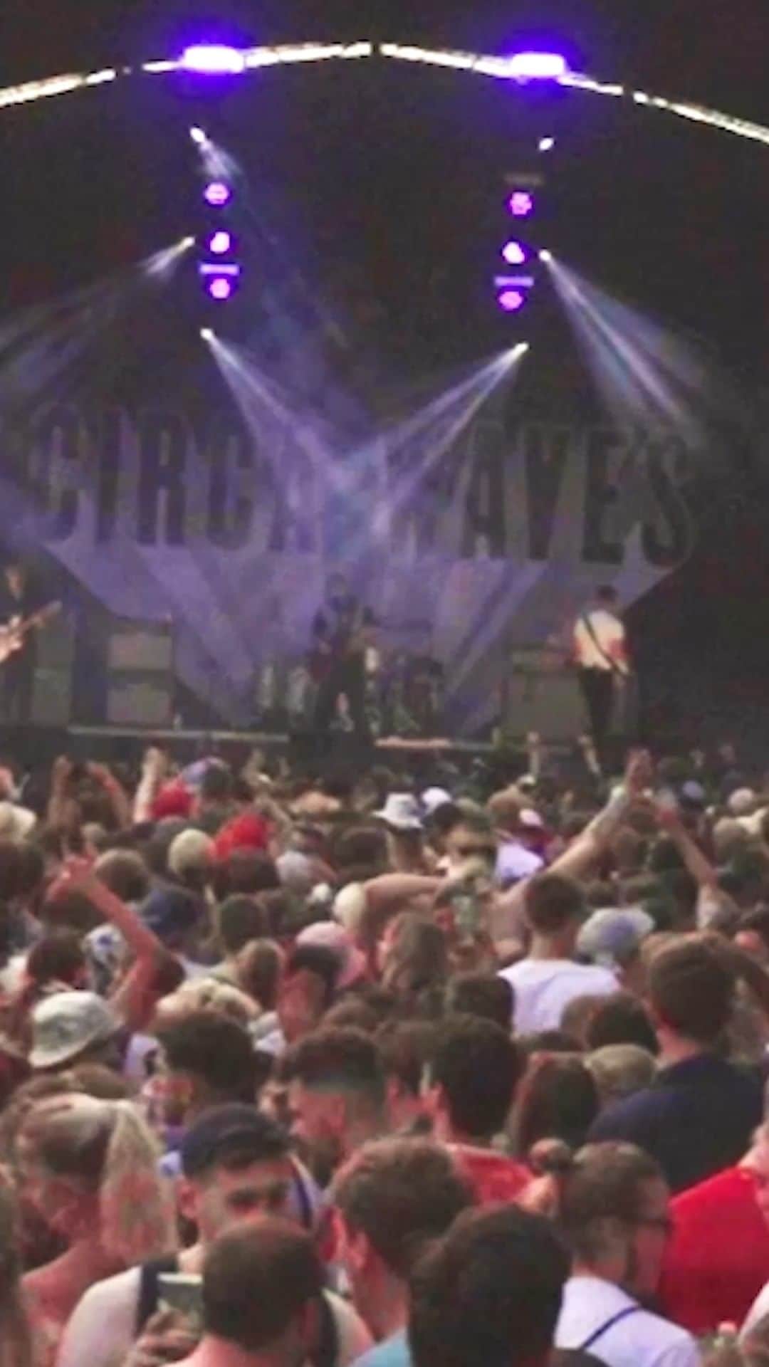 サーカ・ウェーヴスのインスタグラム：「Tickets for our EU tour are on sale now!!! Gonna be so good!! Oh have we missed you https://circawaves.com/」