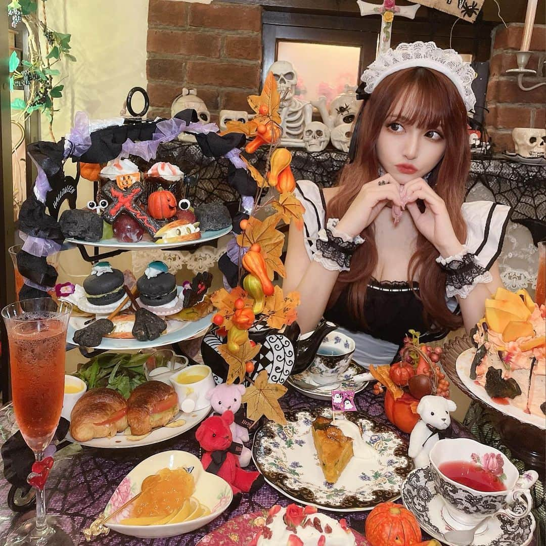 桜井莉菜さんのインスタグラム写真 - (桜井莉菜Instagram)「ハッピーハロウィン🎃👻 10月中は、ハロウィンパーティーは毎日のように続きます🤣💕 みんな可愛くメイド着てくれて嬉しい…🥹🖤 【 @dress_sugar 】 そしてこの可愛すぎるアフヌンはもちろん💕💕💕💕💕 【 @cafe_acorite 】です👻 マジでいつ行っても夢空間の可愛さ🥹🖤 アットホームで行きやすいお店で、目白駅すぐ横ってのがまたアクセスも良き🙆‍♀️ ハロウィンパーティーどこでやるか迷ってる方はめちゃオススメですっ🖤🎃🖤  #ハロウィン#ハロウィンパーティー#アフタヌーンティー#ハロウィンアフタヌーンティー #ヌン活#目白#目白カフェ#メイド#コスプレ#ハロウィンコスプレ#メイドコスプレ#sugar#jewels」10月14日 8時49分 - rina__sakurai