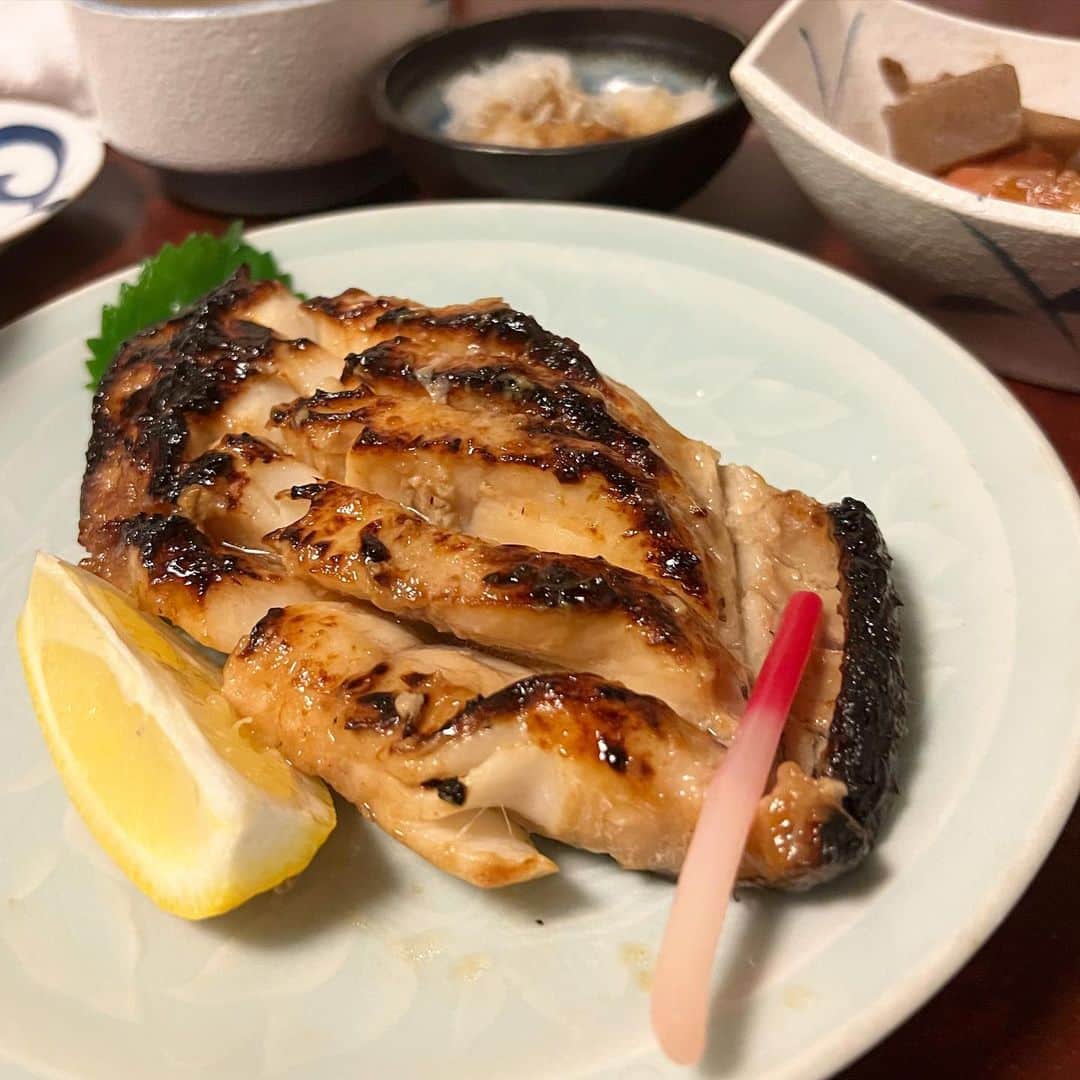 Mika Jimboさんのインスタグラム写真 - (Mika JimboInstagram)「【松山の大混雑定食や阿蘇@沖縄】  松山にある小さい定食屋さん🐟 魚メインでその日あるお魚を選ぶだけ🐡🐟🐠  ¥2,500で銀鱈とかだけ＋¥500だったかな🤔  定食¥2,500はまあまあイカついな〜と思ったら、お魚のでかさにびっくり&美味しすぎてびびる👀❤️  銀鱈の脂の乗り方すごいわぁ🤤 鰤塩も肉厚でちゃんと味も美味しい👍  あとお母さんがいい感じ👍 そして米の炊き具合完璧〜要はうまい❗️  ここはリピ確🤫❤️  #沖縄グルメ#沖縄ごはん#沖縄旅行 #沖縄ランチ #松山#松山ランチ#松山グルメ #松山市 #那覇グルメ#那覇ランチ #那覇#沖縄のうまいメシシリーズ」10月14日 9時29分 - mikajimbox