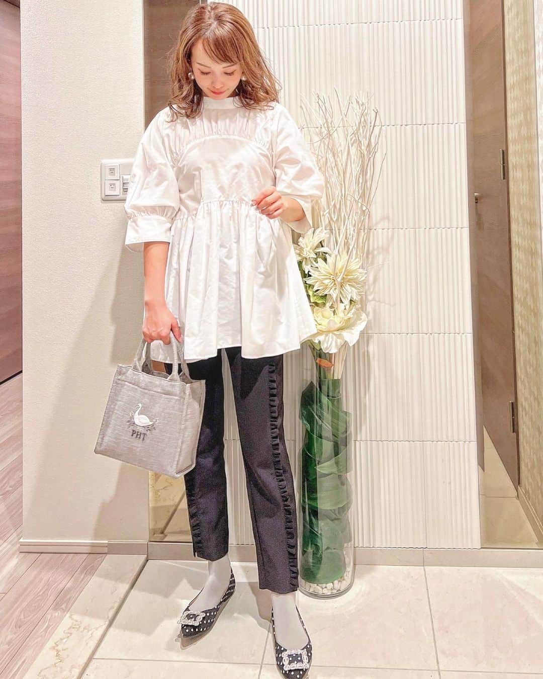 のインスタグラム：「この前の🖤 相変わらず使える @neige_shop のフリルアイラインパンツ🥺 チュニックブラウスと相性最高です💓💓  この日は次男が行く小学校で就学前検診🏫  先生とも面談という名のちょっとしたお話をしましたが、なんと面談の先生がアニキの担任先生で👨‍🏫😂  先生君の事知ってるよぉ〜 と言われてました🤣🤣 #5学年差兄弟 やっとこ２人とも小学生です🥹🏫  肌寒くて @seventenbymihokawahito のフリルカーディガンとトートバッグもセットでもてました💝  先生の質問にハキハキ答えながらキョロキョロする次男見て期待と不安が入り混じった日でした😂😂  Tops @celford_official  Pants @neige_shop  Outer Bag @seventenbymihokawahito  Shoes @basement_online   #ootd #outfit #fashion #fashionlover #大人カジュアル#ママコーデ #ママファッション #プチプラコーデ #プチプラファッション #今日のコーデ #コーディネート #骨格ストレート #骨格ストレートコーデ #骨スト #ネージュ #セブンテンバイミホカワヒト #seventenbymihokawahito #neigeコーデ #🖤 #モノトーンコーデ」