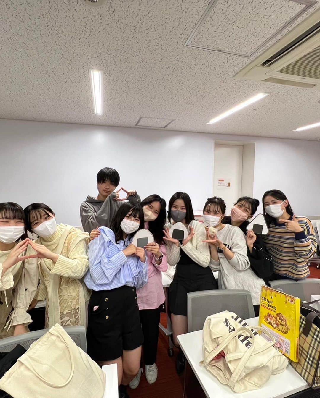 東京ブライダル専門学校 公式さんのインスタグラム写真 - (東京ブライダル専門学校 公式Instagram)「みなさんこんにちは😊✨  東京ブライダルではではおにぎりアクションweekがスタート致しました🍙！ おにぎりアクションとは、おにぎりの写真をSNSへ投稿すると、アフリカ・アジアの子どもたちに給食が5食分プレゼントできる、というものです🍽✨  ぜひみなさんも、#OnigiriActionで投稿してくださいね🍙 #トラジャルおにぎり では、東京ブライダル専門学校・ホスピタリティツーリズム専門学校のおにぎりアクションの様子もご覧いただけます☺️  #東京ブライダル専門学校 #東ブラ #OnigiriAction #トラジャルおにぎり」10月14日 10時04分 - tokyobridal