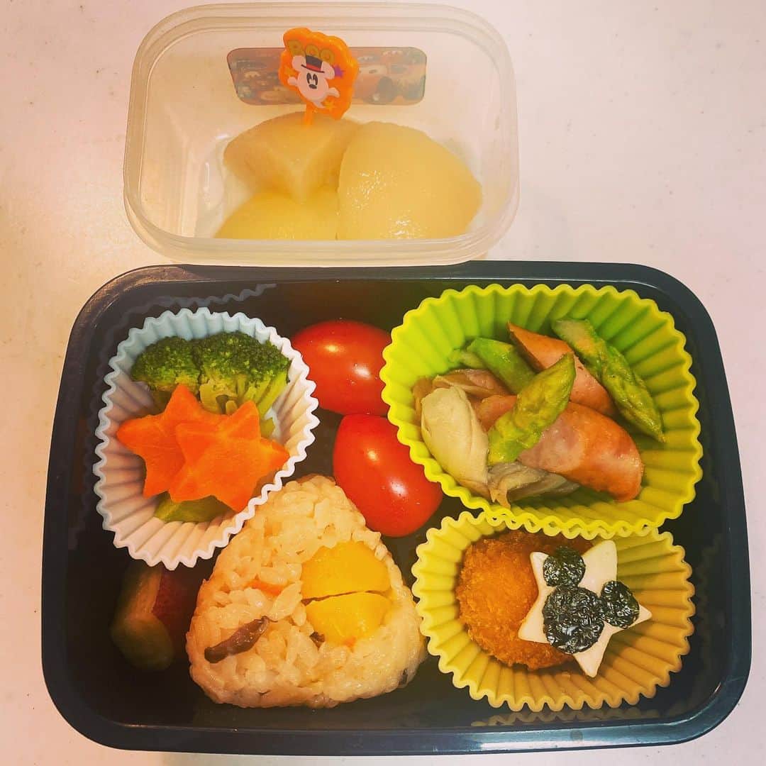 楠見藍子のインスタグラム：「きょうのおべんと。  #OnigiriAction   おにぎりアクション2022 期間は10/6（木）〜11/6（日） おにぎりにまつわる写真に #OnigiriAction を付けてSNSまたは特設サイトに投稿すると、協賛企業が寄付し、 TABLE FOR TWOを通じてアフリカ・アジアの子どもたちに給食5食が届く！」