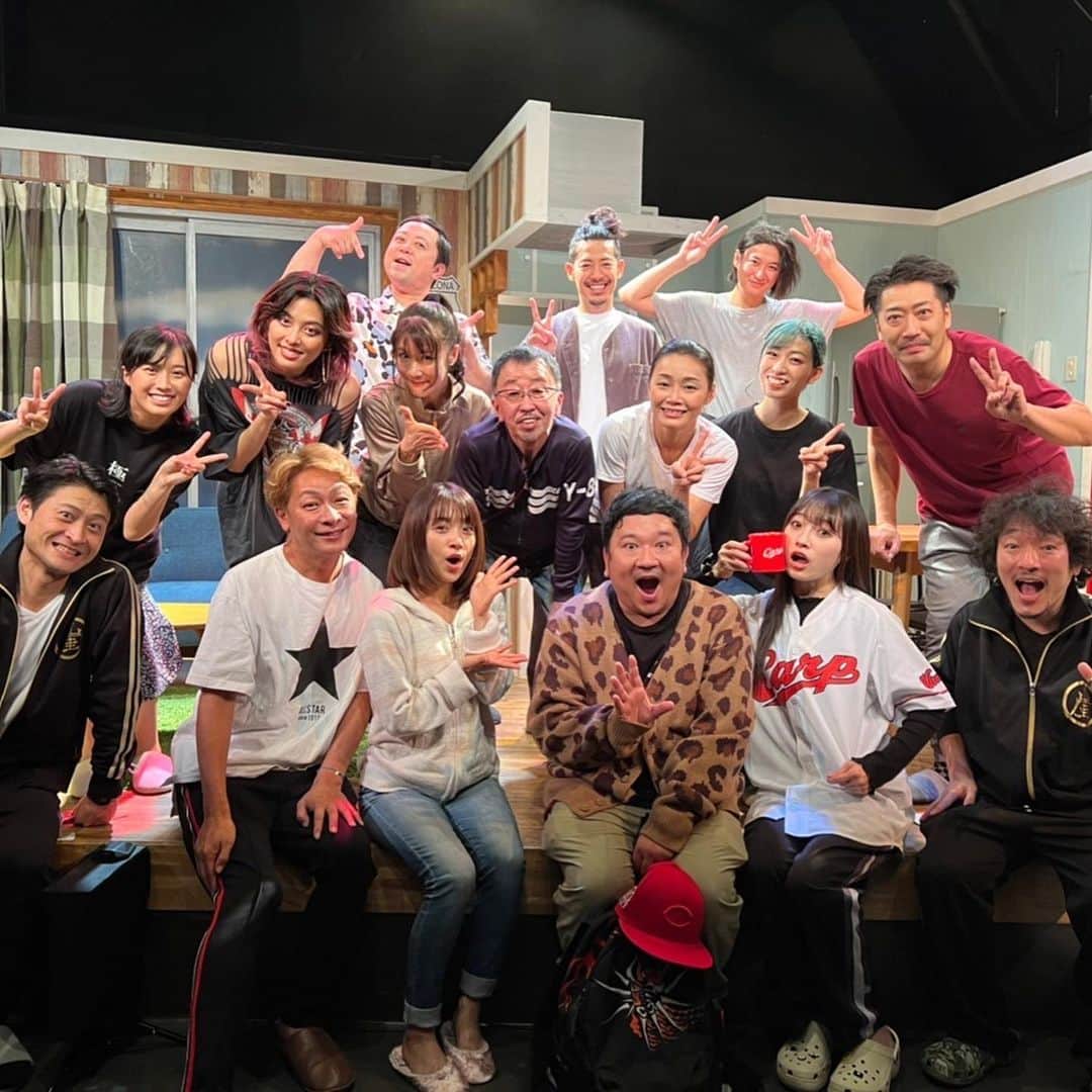 伊藤俊一のインスタグラム：「素敵な舞台です！  １６日までです！！ 『ゼッタイ幸せになってやる』  会場チケットこちら！ （千秋楽ラスト回完売！） https://s.confetti-web.com/detail.php?tid=68360&  劇場来れない方は配信でどうぞ！  https://twitcasting.tv/gakewori/shop」