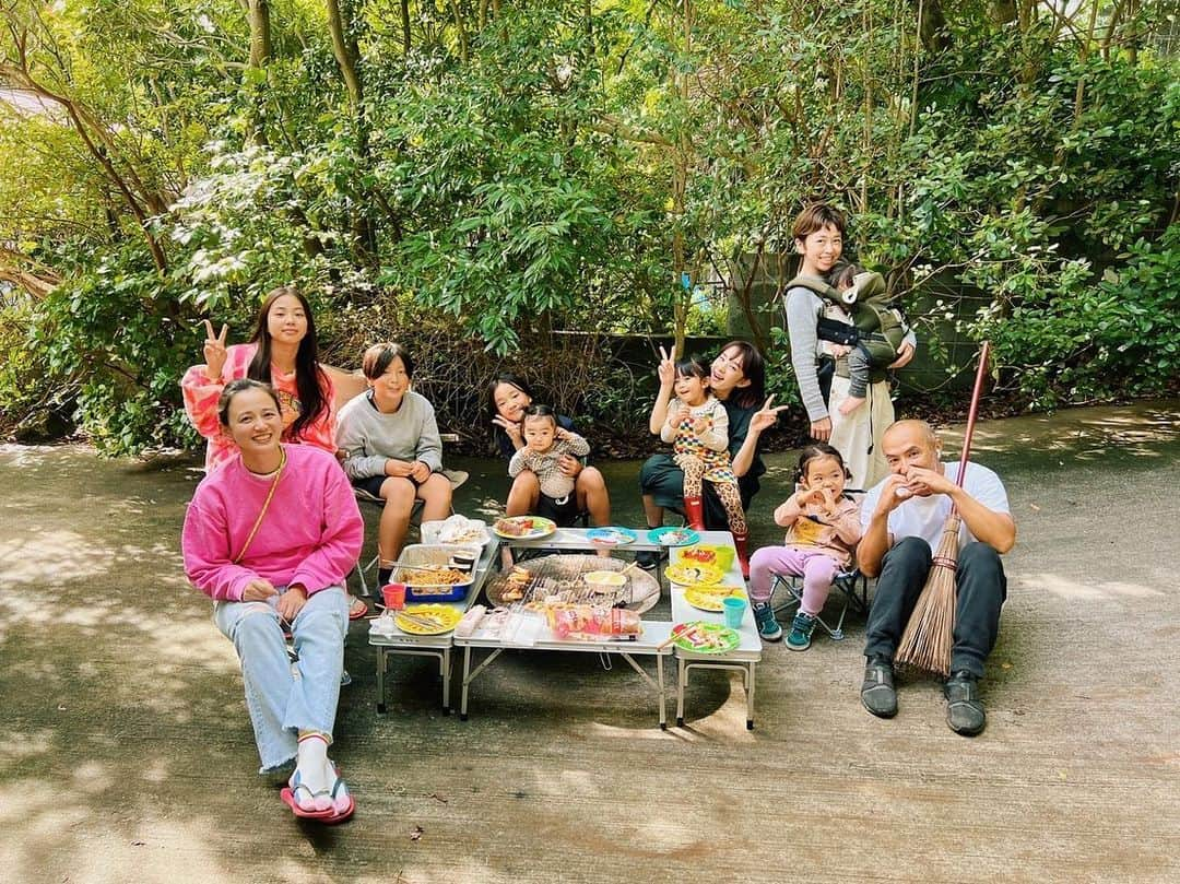 HALCALIのインスタグラム：「この前の連休初日は恭平さんの素敵すぎるお家にみんなでお邪魔しました❤子供達が目を輝かせて遊んでる姿をニヤニヤしながら眺めて最高の時間でした🤤お天気も良くって気持ちよかった〜❤️‍🔥最後はうちの子達、車に乗せて5秒で寝ました😂❣️」