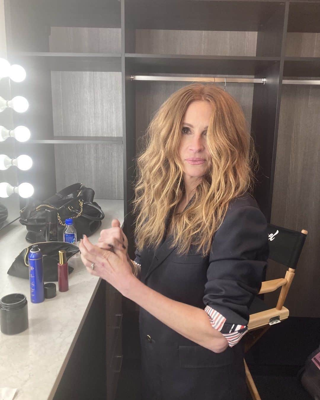 ジュリア・ロバーツのインスタグラム：「Game Face for @jimmykimmellive tonight. My Dream Big spray @sergenormant giving me CONFIDENCE! ✨🌟✨」