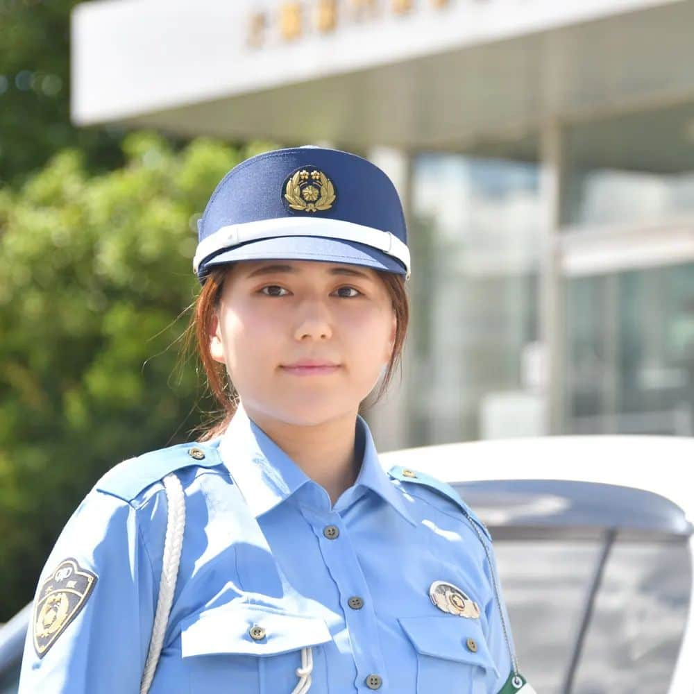 大阪府警察さんのインスタグラム写真 - (大阪府警察Instagram)「【未来に挑め！③ / 交通課員】 ※「未来に挑め！」では、職務に邁進する若手警察職員を紹介していきます。  門真警察署  交通課  巡査（25歳） 「警察官になって５年。今年の春から交通指導係員として、交通取締りや交通事件捜査などの活動に日々邁進しています。これからたくさんの経験を積み、府民のみなさんや職場の先輩、同僚、後輩から頼りにされる警察官になれるよう、研鑽していく決意です。」 趣味  旅行 好きな言葉「初志貫徹」  #大阪府警察公式 #大阪府警察 #大阪府警 #府警 #警察 #おまわりさん #門真警察署 #交通課 #交通取締り #交通事件捜査 #日々邁進 #初志貫徹 #未来に挑め #府民を守る」10月14日 17時22分 - fukei_koho