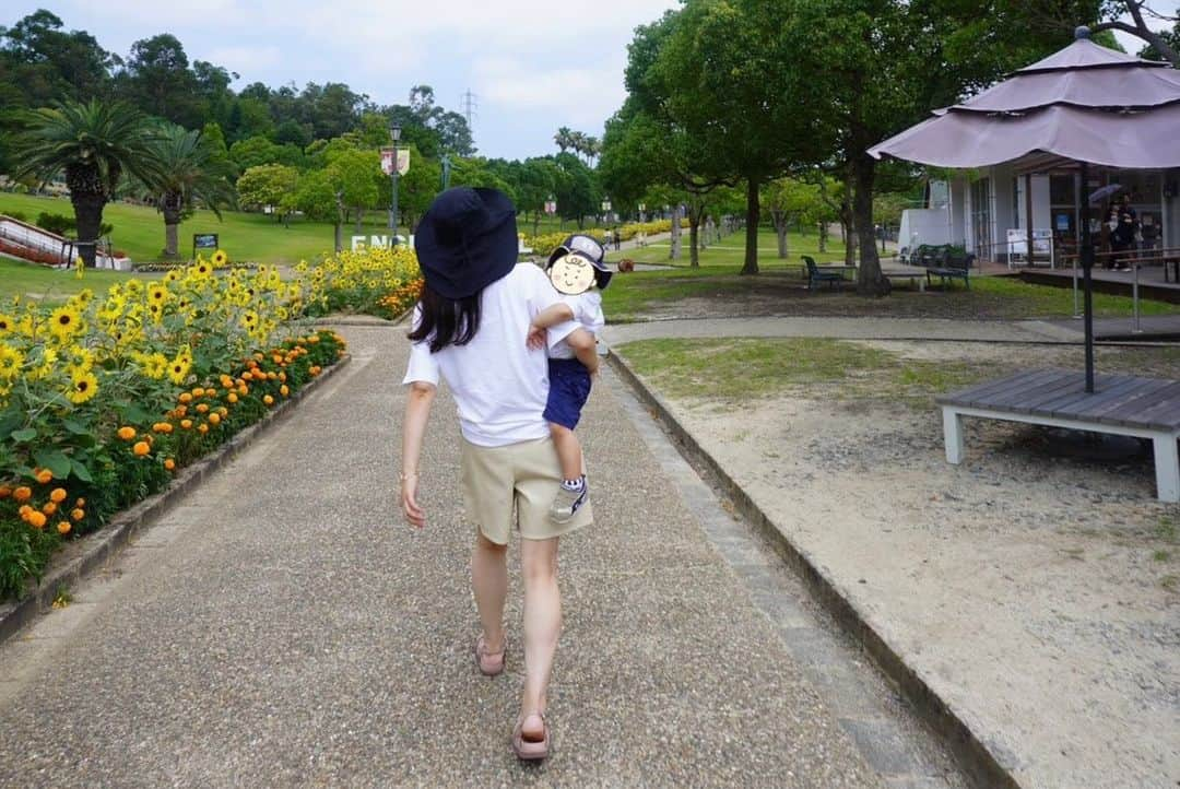 辻沙穂里さんのインスタグラム写真 - (辻沙穂里Instagram)「. きのうは1歳半健診でした👶🏻 もう1歳半！？と思う反面、 ずっと昔から私の人生にいたような気もします  最近は身の回りのものや 大好きな動物の名前、鳴き声など 言葉がたくさん出てきて 会話にはならなくても意思疎通を図れるので 2人きりで過ごす日が多いお家時間も 寂しさを感じることがなくなりました☕️  昨日の健診の最後、保健師さんが 順調ですね、何よりこの笑顔が最高！ と、特記欄に「笑顔がとても良いです」と書いてくださり なんだか1年半、想いを込めて向き合ってきたことが 正解だったんだよと言ってもらえた気がして 膝に乗せていた息子をぎゅーっと抱きしめました☺️  写真は夏の思い出🌻 毎日こんな抱き方して歩いてたら そりゃ腰も痛くなるよなと納得です  #息子#男の子#1歳半#1歳半健診 #腰痛#くしゃみが辛いレベル」10月14日 12時01分 - saoritsuji0517