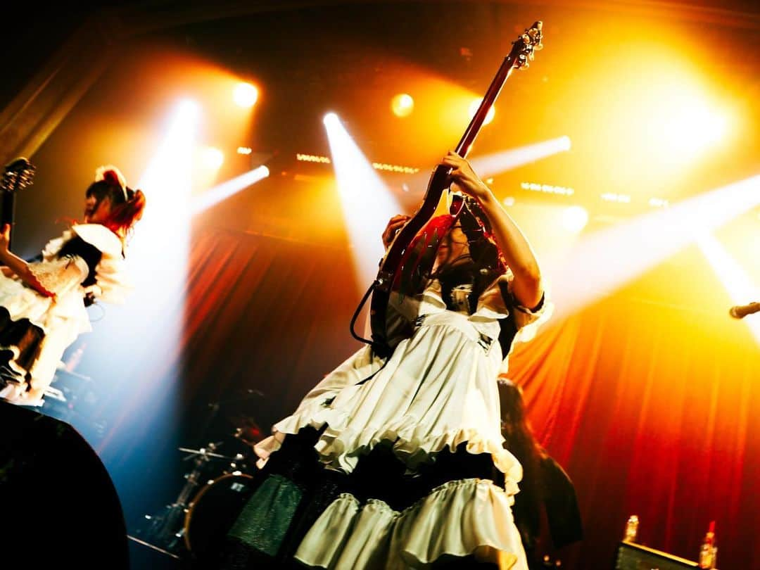 遠乃歌波さんのインスタグラム写真 - (遠乃歌波Instagram)「Thank you for coming yesterday!!  I had good time together. We'll be come back Seattle✨  #neptunetheatre #bandmaid #PRS #prsguitars #japaneserock」10月14日 12時03分 - kanami_bandmaid