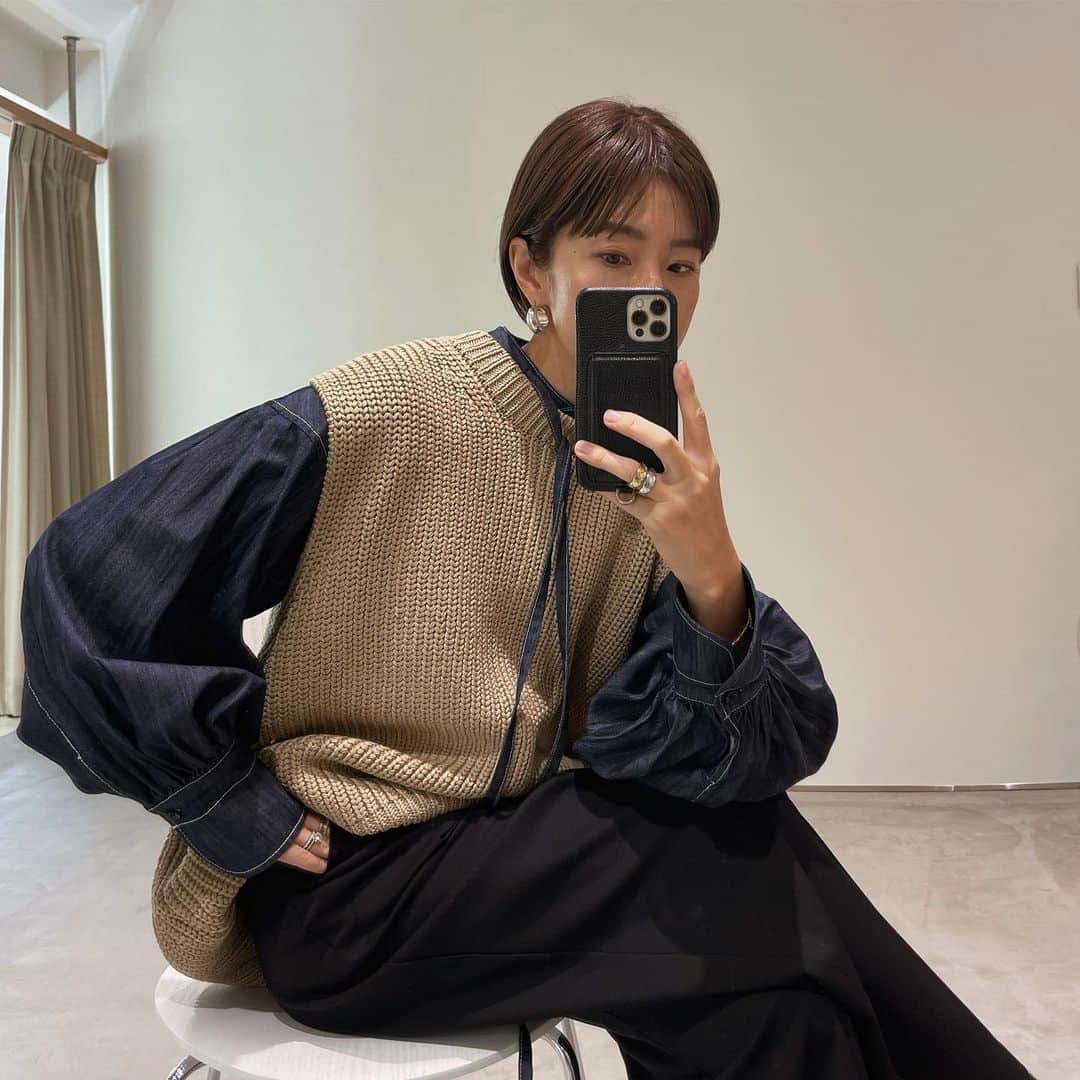 正中雅子のインスタグラム：「再開のお知らせからお時間を頂戴しましたが、昨日より商品の発売がスタートいたしました。  既に沢山のご注文も頂き、誠にありがとうございます🙏  スタイリングも更新していきたいと思うのでどうぞ宜しくお願いします☺︎  @machatt_  入荷中のデニムブラウスにアゼニットベストにサスペ付きパンツ♡  良ければonline storeをご覧いただけると嬉しいです！  #MACHATT #masaco服」