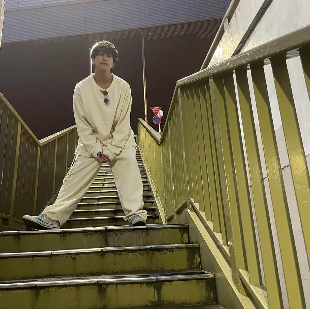 佐野岳さんのインスタグラム写真 - (佐野岳Instagram)「最近お気に入りのセットアップ コーデュロイの白のセットアップ欲しかったんよね。  と、久しぶりの投稿。」10月14日 12時25分 - gaku_sano_09