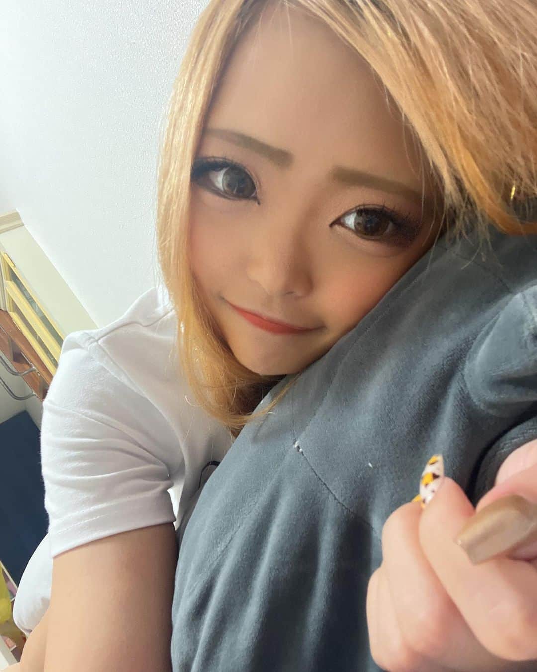 南なつきのインスタグラム：「添い寝風😗笑   #黒ギャル  #ギャルしか勝たん」