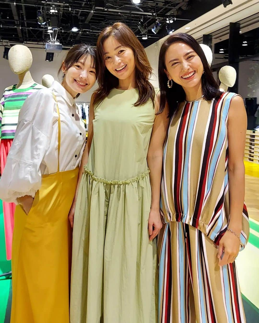 のインスタグラム：「@lanvin_en_bleu_womens の新作展示会へ😊  みんなであれこれたくさん試着してきました😁  @morikimi_morikimi @sayakaogata @yumi.higashino @sehatamayuko  私が着ているグリーンは、ワンピースに見えるけど、オールインワンのパンツなの‼️  小さいお子さんがいるママもこれなら走り回れるー🏃‍♀️  3枚目は、大人気だったカーキのトレンチコート。  私もこれをオーダーしたよ😉  みんなでこれ着て集まりたい🤣  #lanvinenbleu  #ランバンオンブルー #展示会 #オールインワン #トレンチコート #mama #mamamodel #model  #ママ #ママモデル #モデル」