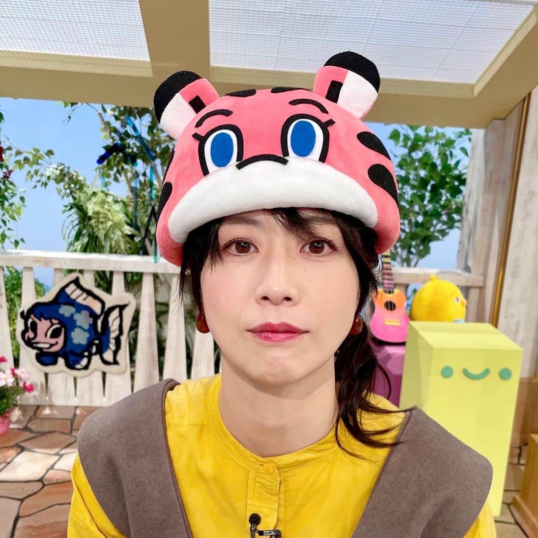 虎谷温子のインスタグラム：「NEWアイテム登場！ 特注だそうです。 きちんと動物の顔が見えるようにと、わざわざ被せてくれるスタッフさんがスタンバイしてくれています。 労力のかけどころ、そこ!?笑  真顔がいけてないという判断なのか…😳親切なスタッフさんがわざわざ切り取ったであろう2枚目も一緒に送ってくれました。笑  #すまたん」