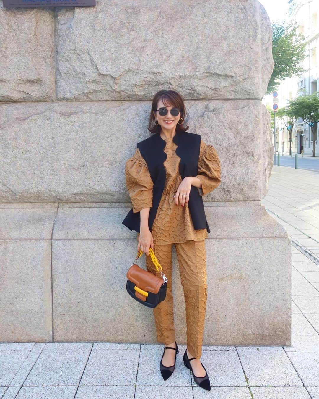 Mai Wakimizuのインスタグラム：「昨日のcoordinate♡春夏に大人気だったサテンエンボスセットアップ、秋冬も作ってます♡パンツの美脚シルエットはそのままに、トップスはショートコートにも合うようにボリュームさをアップデート。お袖のふんわり感や裾のフレア感など拘りがたくさん！お尻もしっかり隠れます＼(^o^)／発売中のスカラップジレとの合わせがカッコ良くて好き♡camel×blackでまとまった♡(着用はサンプルなのでここから肩や腕のシルエットが少し変わっています) #wakkinstyle#coordinate gilet:#linkable @linkable_official  tops&pants:#linkable @linkable_official(来週20日〜予約販売予定)」