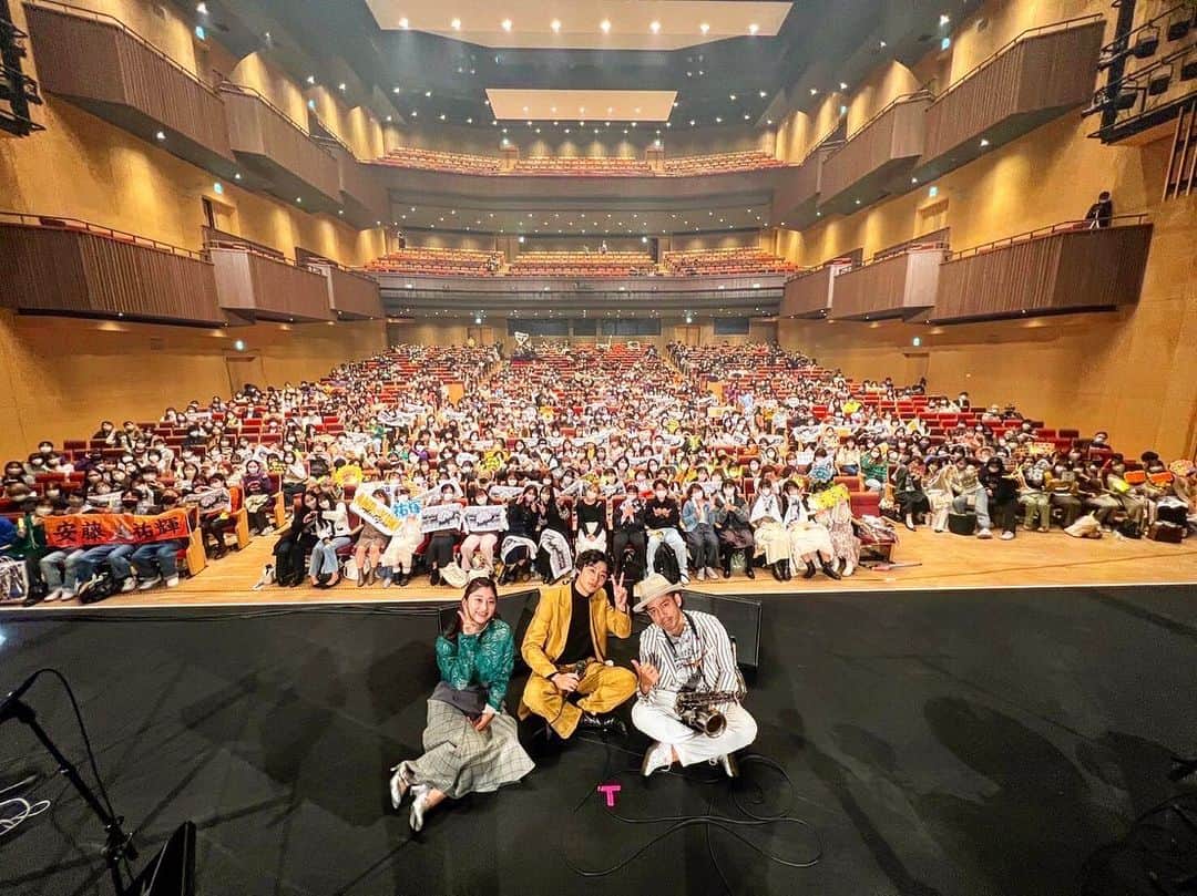 安藤祐輝のインスタグラム：「おはようございます🌞 二度寝して今起きました。 久しぶりに何か気持ち良く寝れた😆はい。 えー昨日は、ん！？何があった！？緊急ワンマンライブ in LINE CUBE SHIBUYA(渋谷公会堂)にお越し頂き本当にありがとうございました！！ 何からお伝えすれば良いかわかりませんが、10日間という短い期間の中で、これ程の方が来てくれた事が本当に嬉しいし幸せいっぱいでした。 本当にありがとうございました😭 何よりも本当にみんなすごいね。🤦‍♂️ 良くこんなにも呼んでくれたね🥲 本当にありがとう。 2000人集める事で頭がいっぱいで 集めることは出来なかったけど全力を尽くしたし、みんなも必死に頑張ってくれたし、全く後悔はありません。それよりも大切なものが沢山得られたと思います。 あー何か思いがごちゃごちゃすぎて何伝えればいいかわかんないや🤣でもいっか、まだまだここからだし、かっこつけて良いこと言いたいけどそれは本当の大きな舞台で言うね😗 じゃあとりあえず！みんなに伝えたい事！ 一つ目！いつもいつも本当にありがとう😼🫶 二つ目！みんなの事が大好きです！！！！😁 三つ目！これからもずっと好きでいてください！！🌞 四つ目！関係者の皆様、そしてスタッフの皆様 この短い期間なのにも関わらず僕のわがままな挑戦を一緒に戦ってくださり本当にありがとうございました！！！🔥 五つ目！サポートしてくださったまさきさん、めぐちゃん！！ リハが一回しかなくてごめんなさい🥹次からはもっと前からお伝えします🥹ありがとうございました！ 六つ目！今回現地に来れなかったみんな本当にごめんね🥹本当緊急すぎたよね。次回はもっと前から言うね😼次待ってるよ🔥 最後！！！！スーパースターになります😼🔥🔥🔥以上！！！ 最高で最強に楽しかったです！！！！！！！！！！ 世界一幸せになれました！！！！！！！！！！」