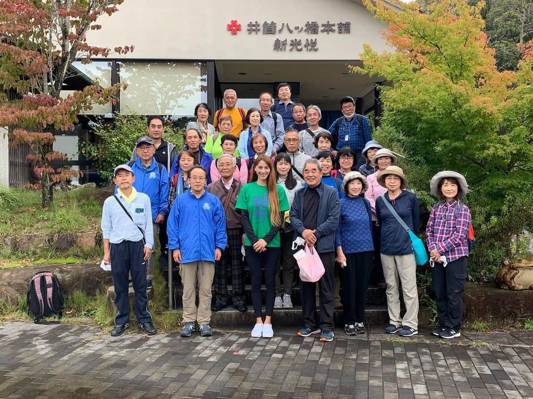 道端カレンのインスタグラム：「🎌  体育の日🚶🚶‍♀️  体育の日は、京都府南丹市文化観光大使として、そのべ まちなか さわやかウォーキングに参加いたしました。  ウォーキング同好会の皆さまと、園部町の歴史を巡るウォーキングイベントでした。  明治に入り建てられました、日本で最後のお城🏯園部城は、門が残り、中高一貫の学校として今でも使われています。  お城と学校が一緒になっているのは国内で三つだけで、長野の上田市と広島、そして、この京都府立園部高等学校だそうです。  園部高校のすぐ近くにある文化博物館では、古墳の展示がされておりました。 発掘から今年で50年だそうです。  次に向かいましたのは、八幡宮。お参りし、最終目的地、井筒八ツ橋さんへ工場見学🏭に行ってきました♫  私、八ツ橋が本当に好きなんで、このスケジュールでびっくりしました！笑  @izutsu_yatsuhashi  #京都府立園部高等学校  #園部城  #文化博物館 #南丹市文化観光大使」
