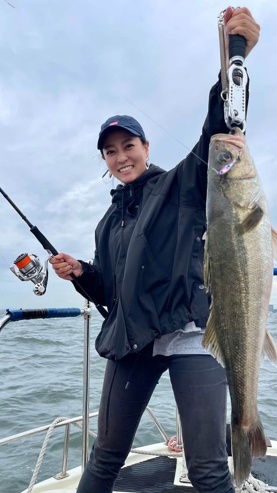 青山恵梨子のインスタグラム：「in東京湾🎣  プロの釣り人とド素人2人で 大満足の船釣り！！！ これで私たちも釣り人！の巻 船長ありがとうございました😊」