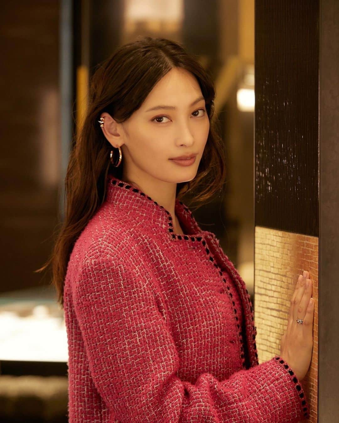 大政絢のインスタグラム：「CHANEL Fine jewelry 銀座並木ブティックの内覧会に💎  店内はシャネルを象徴するモチーフや色が多く、とても落ち着く空間についつい長居してしまいました。  この日はココクラッシュを身につけて✨本日からオープンです。  2枚目は長谷川京子さんと☺️最近お会いする機会が多く嬉しいです✨  #CHANELFineJewelry #CHANELWatches #chanelginzanamiki」