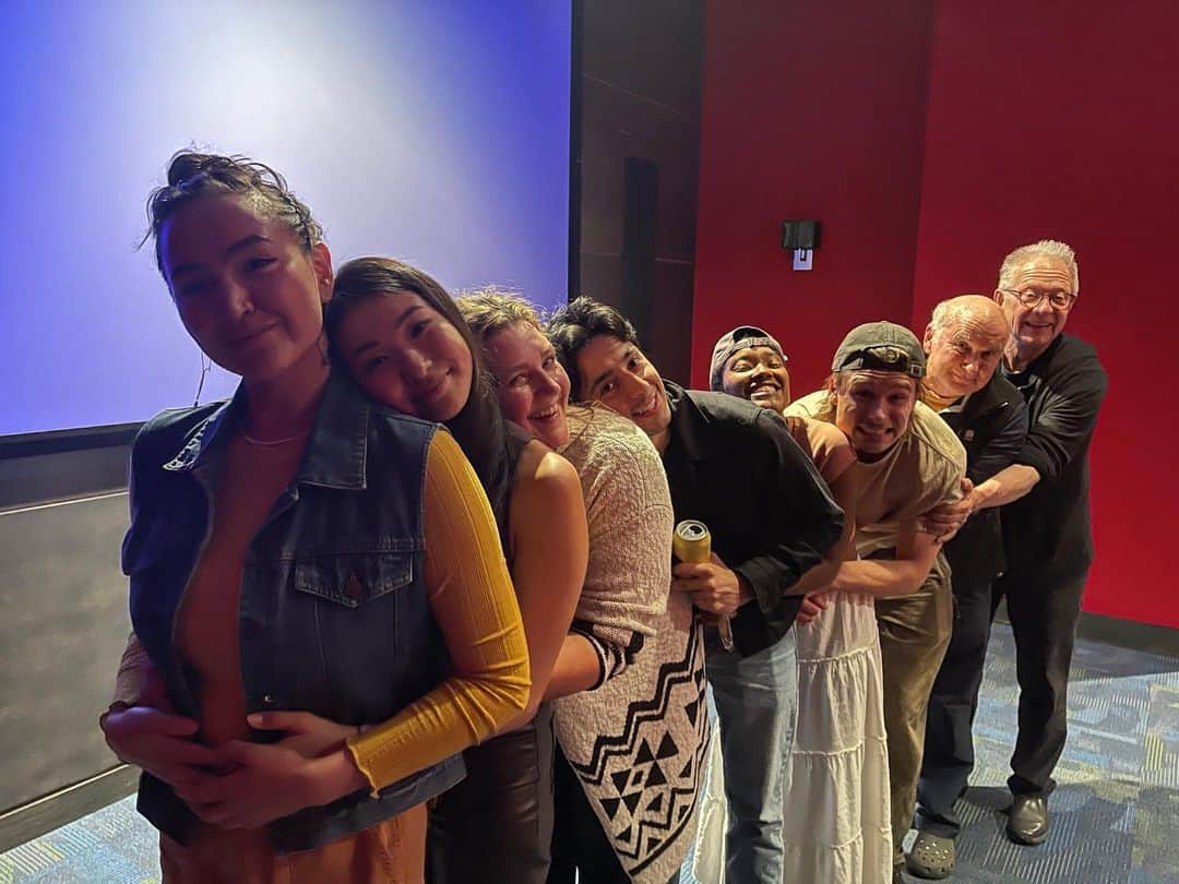 ジェフ・ペリーのインスタグラム：「Me & some of my wonderful cast mates gathered to watch ALASKA DAILY episode 2! @alaskadailyabc ❤️」