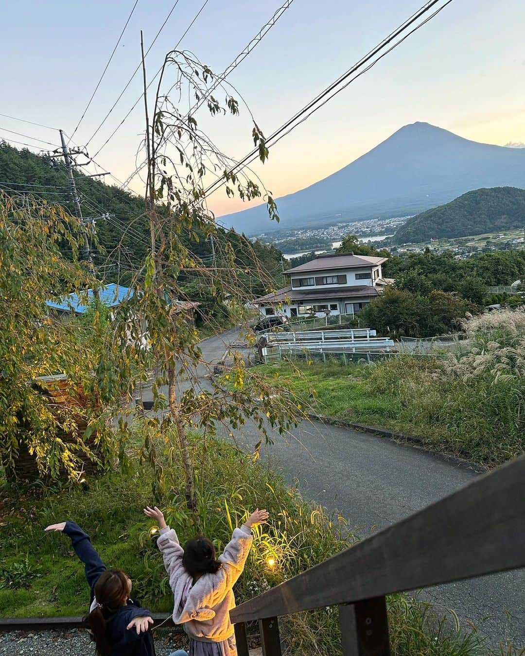 ふじわらまなかのインスタグラム：「グランピングしてサウナ🧖‍♀️できるとか 最高すぎないかっ😋  グランピングとはいえど、テントタイプもあって、準備要らずのキャンプってかんじ！  写真だけじゃ伝わらなさそうだからリールに乗っけます✌️  #サウナ #グランピング #富士山」