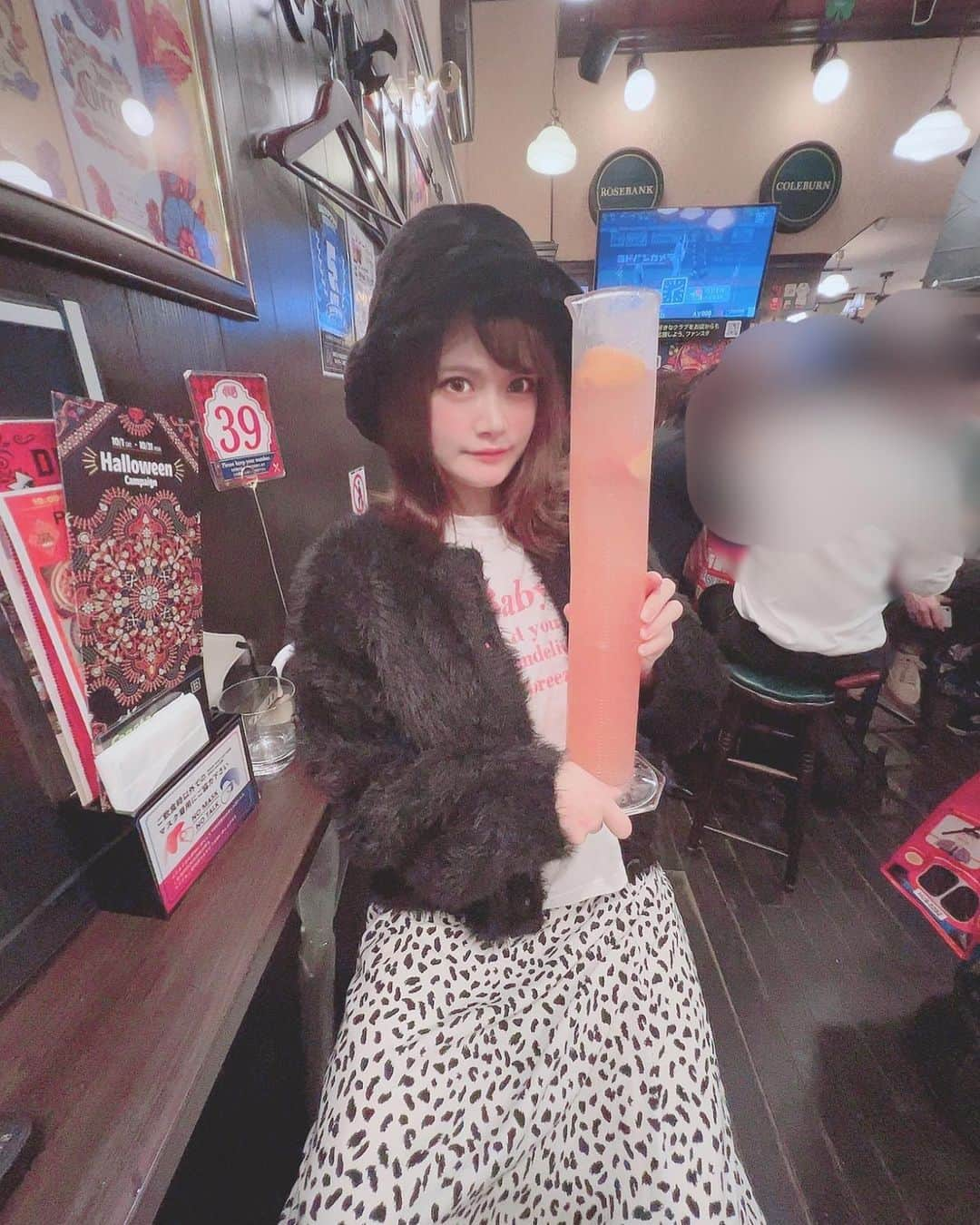 内田琴音のインスタグラム：「酒飲み女子は好きですか？ #酒は飲んでも飲まれるな #酒飲み #酒飲み女子 #4大スピリッツ #酔っ払い #脚閉じれない女子」