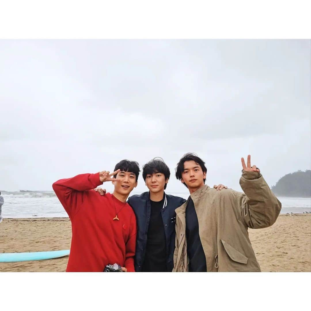 イ・ジュスンさんのインスタグラム写真 - (イ・ジュスンInstagram)「#나혼자산다 #빈센트리버 #콜라보느낌 #잘가라데이비 #잘가라아니타 #즐거운양양추억 #MT #뒷풀이 #연극 #우미화 #강승호 #김현진 #이주승 #♡」10月15日 1時39分 - kakatora