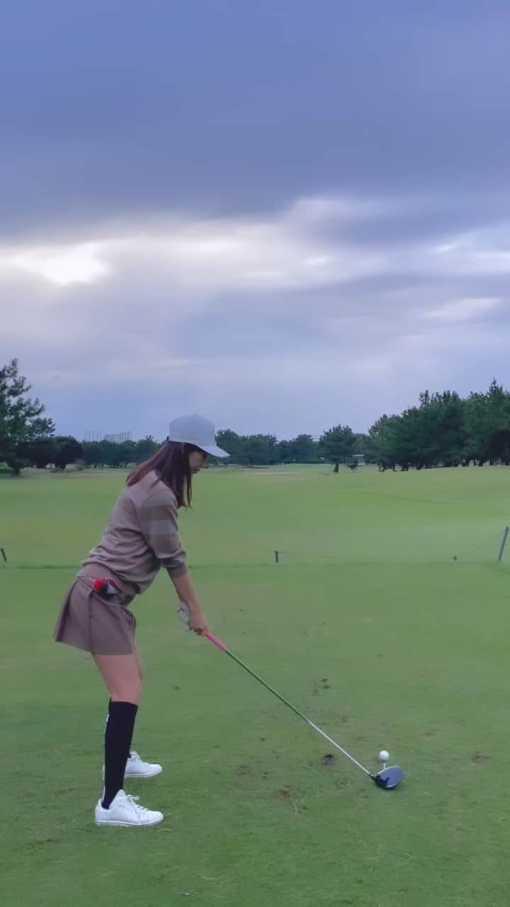 紺野ゆりのインスタグラム：「@i.w.harperjapan ✖️ @travismathew_jp  コンペ🏌️‍♀️  最近不調だったので期待してなかったけど ハーフ39でした🤩💗  #yurigolf🦋 #iwharper#travismathew #golf#golfswing#ゴルフスイング#golfwear#ゴルフ女子#골프#골프스윙#골프여자 #ゴルフウェア#ドライバー」