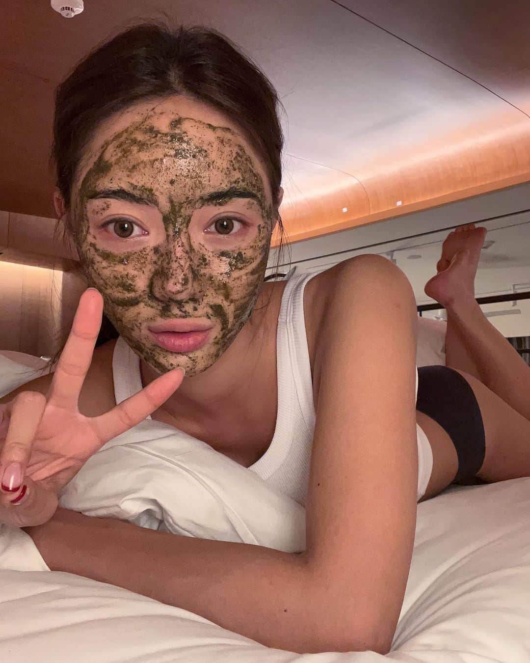 キム・ボラムのインスタグラム：「오늘 11:50분 멜라노필 마감 합니다 ! 이건 정말 놓치시면 안 되는 상품이에요 👍🏾👍🏾 프로필에 링크 있어요 🫰🏿」