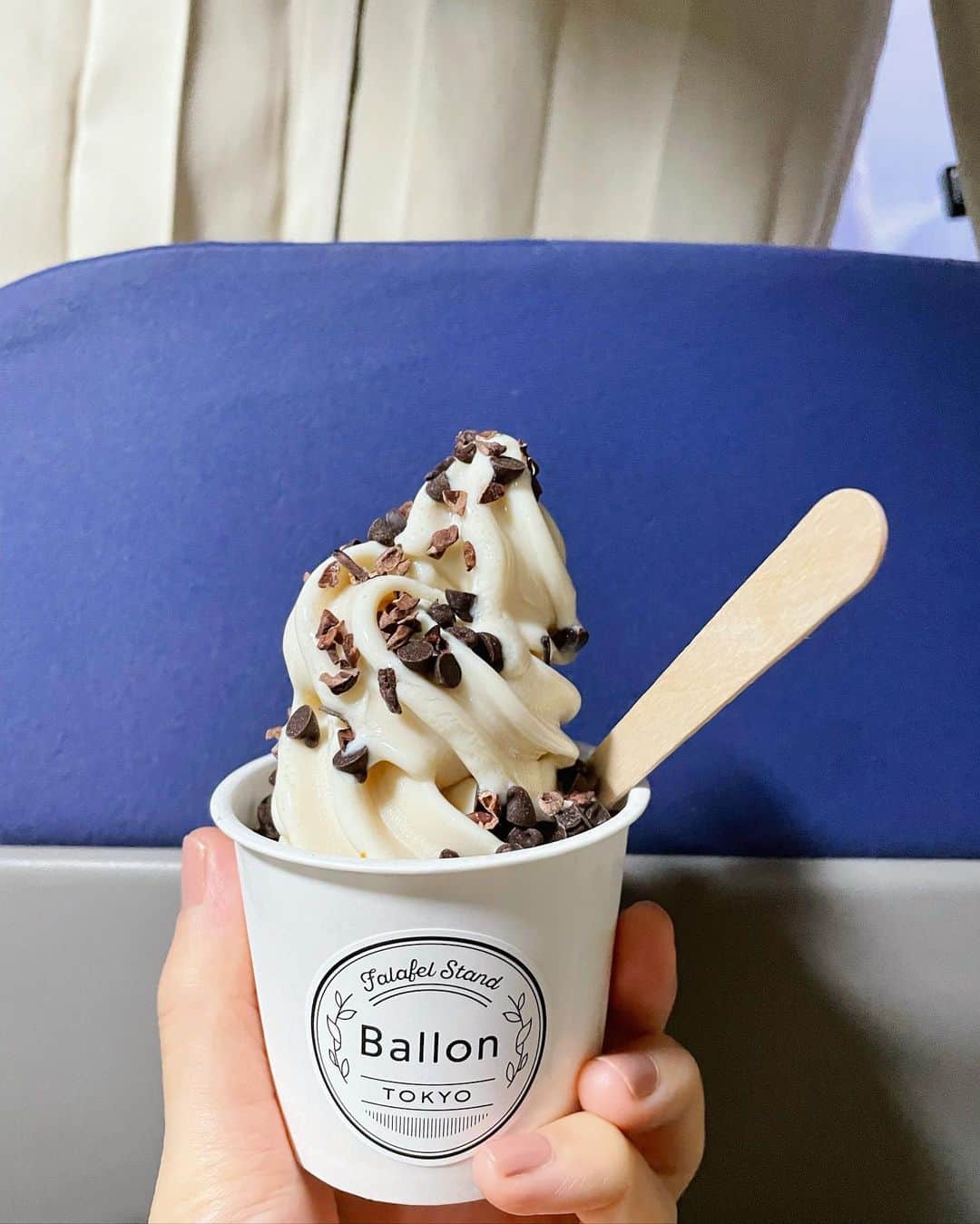 宮本りえのインスタグラム：「ballon @ballontokyo のVegan ソフトクリームをいただきながら1カット撮影しました🍦 カカオニブ&チョコチップ美味しかったな。 言われないと私はVegan のものと分からなかった気が‥。 今度はファラフェルサンドもいただいてみたいです👏  #veganfood」