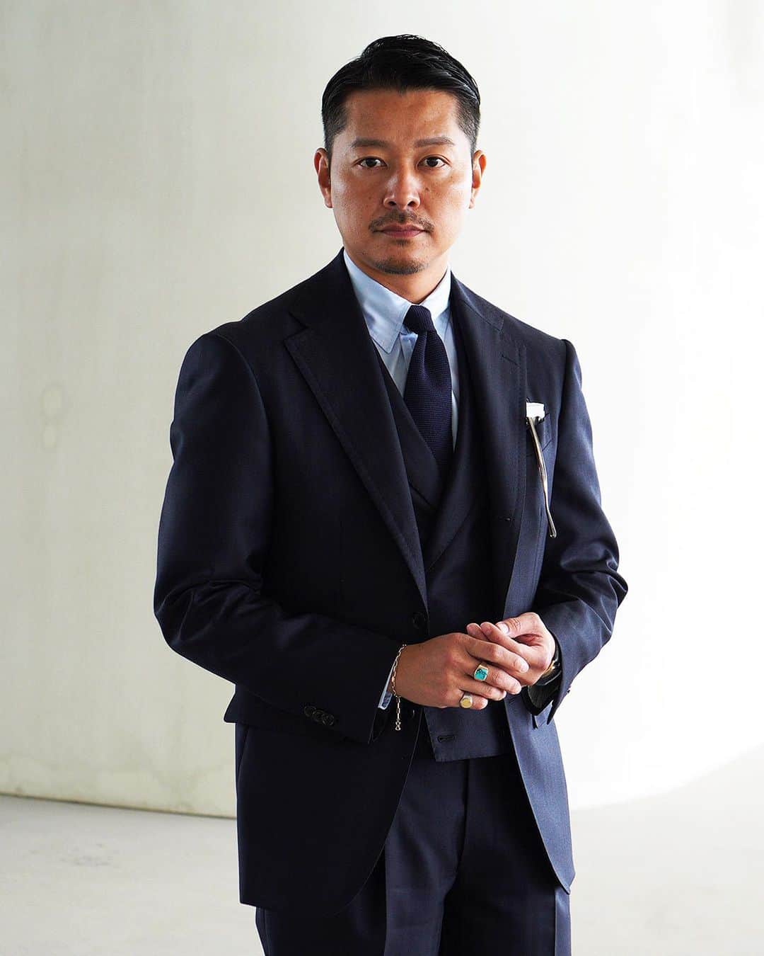 高田朋佳のインスタグラム：「-ご報告- 昨日10月13日に40歳の誕生日を迎えました。お祝いのメッセージを頂いた皆様、ありがとうございます。 この度自身の40歳を機会に、株式会社WEARLNESS を設立させて頂いたことをこの場をお借りして報告させて頂きます。 とても嬉しいことに様々なお仕事に携わらせて頂く中で、自分の中にあるファッションやライフスタイルへの想いを個人としてではなく、もっと分かり易く大きく表現出来ないか？と考えておりました。 WEARLNESS とはWear とWellness を組み合わせた造語です。 “装うことで生活や心が少しでも満たされたらいいな” という僕が皆様にファッションを提案させて頂く上で最も大切にしていることです。 もちろん僕自身もファッションを楽しむことで毎日がとても輝いていますし、日々新しい気持ちで前に進むための力にもなっています。 これをきっかけに今まで以上に、皆様へ日々の生活の中で少しでも心や気持ちが満たされるようなより良い、楽しい企画を作っていきたいと思っております。 また今もご一緒にお仕事させて頂いている皆様、引き続きお付き合い頂けますと幸いです。  長文失礼致しました。  2022年10月14日 高田 朋佳  #wearlness」