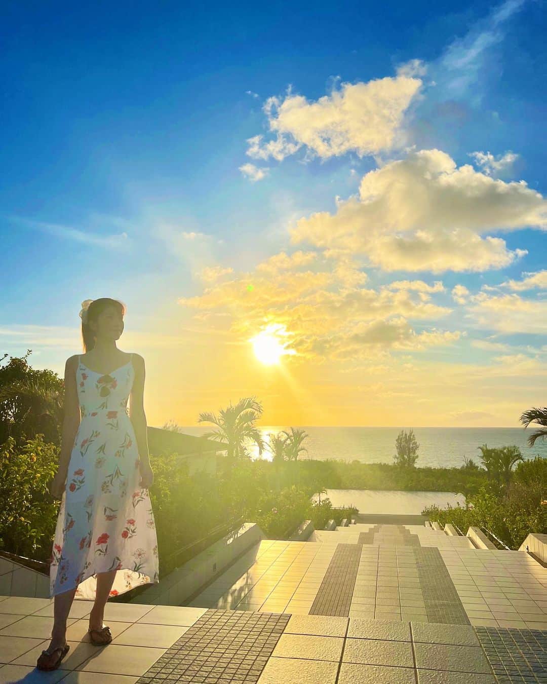 のインスタグラム：「🌤 ⁡ 夕陽をゆっくり眺めた日☺️🌤 すごく前のことに感じる🏝 ⁡ ⁡ 金曜日の今日は、 お仕事終わりに🐮→🍧 ⁡ ひとり遊び大得意なんです😂💭 食べすぎちゃったなぁ。歩いて帰ろう！笑」