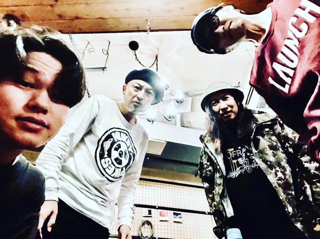 山内圭哉のインスタグラム：「次回のkhwaiのライヴは12/27(火)下北沢mona recordで演ると思われます。 忘年会的にお祭り要素の強いイベントになると思われます。 来てね。」