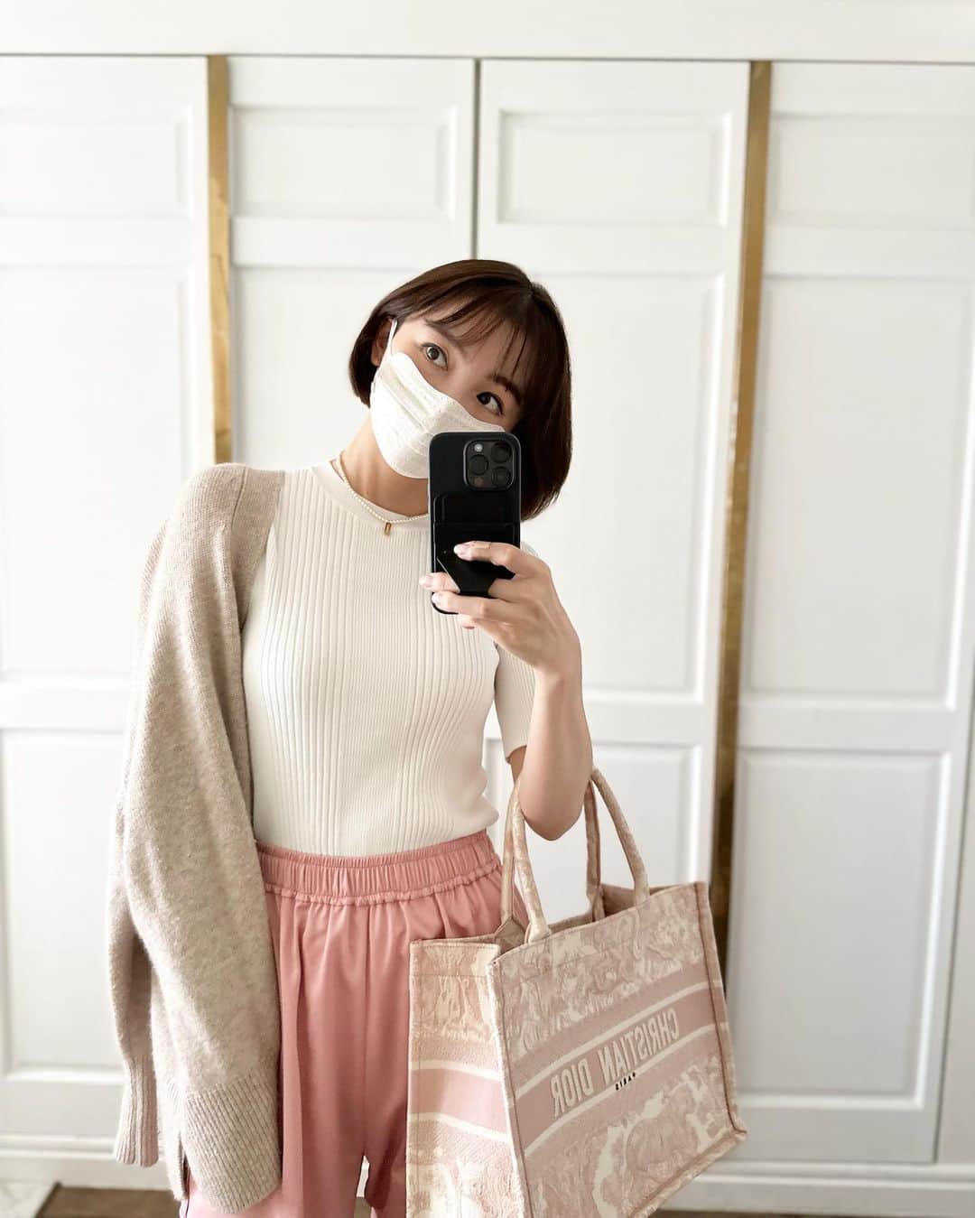 篠田麻里子のインスタグラム：「いつかの私服🫰🏻 ピンクとベージュは平和だね🕊  cardigan @plage_jp  tops @unitedarrows_official  pants @machatt_  shoes @chloe  bag @dior  jewelry @dior   #marikoday#ootd#myhouse」