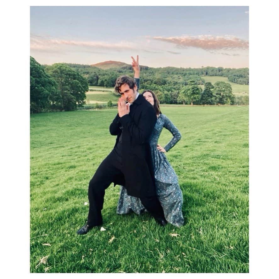 オリヴァー・ジャクソン＝コーエンのインスタグラム：「Emily out today in cinemas in UK and Ireland 🇬🇧🇮🇪  Frances O’Connor is masterful.  The movie is truly breathtaking.   Also I wear a straw hat. Talk about God. Emma Mackey and I do bits. And I have curly hair.   You don’t want to miss this. 🤍  @warnerbrosuk  @bleeckerstfilms  @tempo_productions」