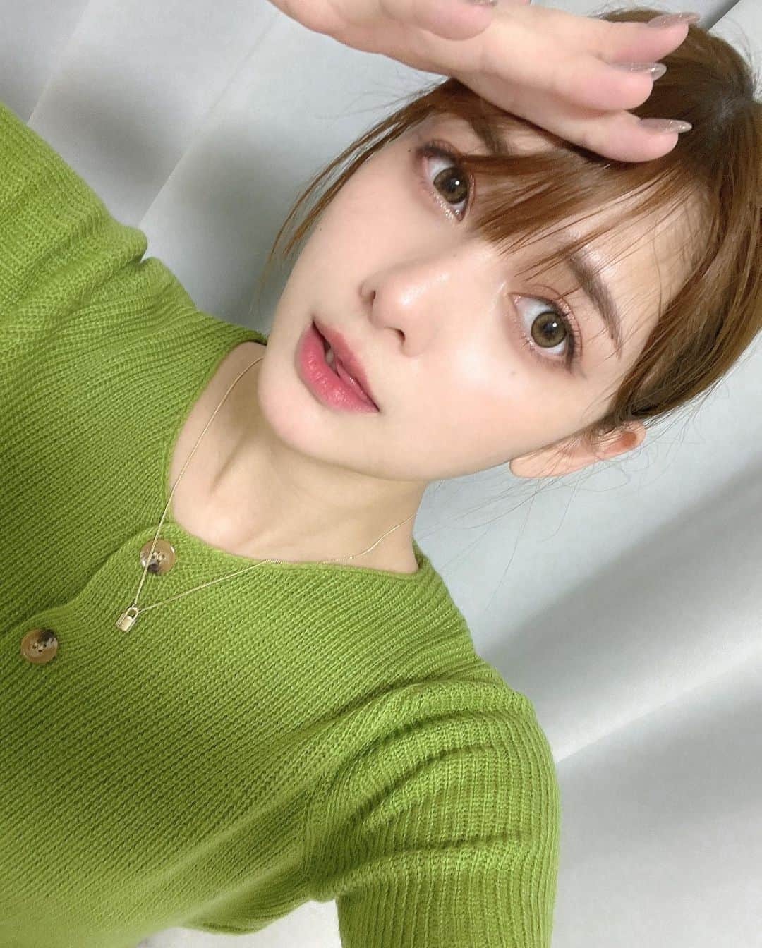 アンジェラ芽衣さんのインスタグラム写真 - (アンジェラ芽衣Instagram)「この緑セーター 顔色がぱっと明るく見えるから最近のお気に入り🥰💚  そして最近は韓国式眉アートメイクをしてきました メイクの時自分で眉かくの苦手だったのでかなりの時短になった☺︎ 大満足っ！  @eolbrowclinic  #EOLBLOW」10月14日 19時32分 - ange_la00