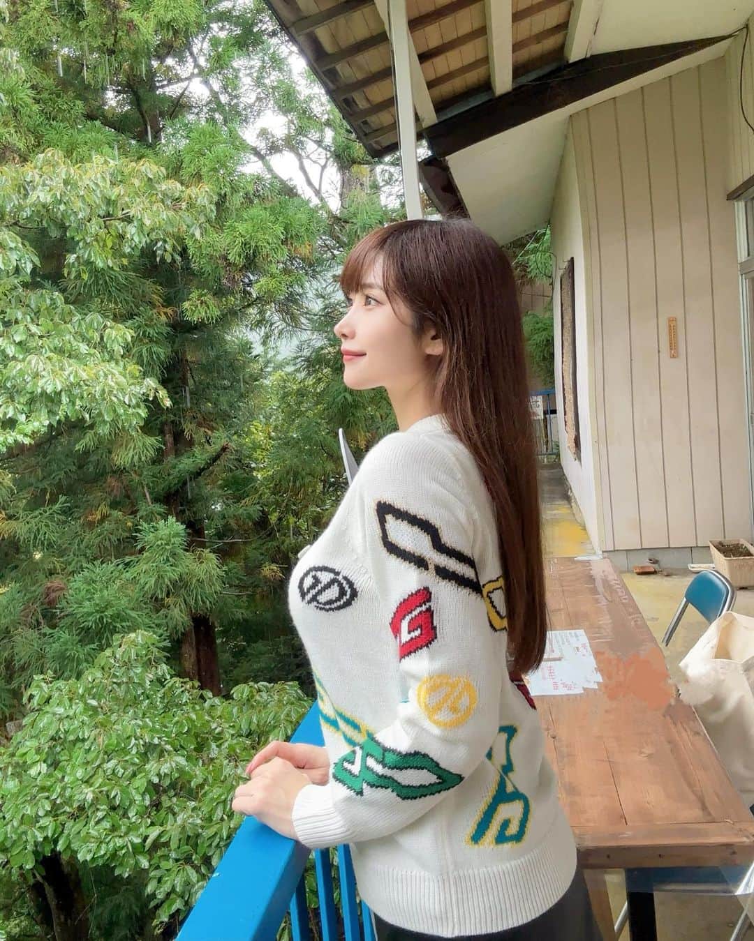 のインスタグラム：「. この前三峰神社に行ってきた⛩✨ . 神聖な空気感があって 清々しい気持ちになったよ🕊 . 晴れ間が見えたり、雲海が凄い勢いで出てきたり、雨が降ったり 参拝してた短時間で天気がコロコロ変わって面白かったな☺⛰️🫧 . ご当地Ｂ級グルメの味噌ポテトも食べたよ〜😋🥔 食事処の店内が田舎感満載で なんだかほっこりした☺️（2枚目） . . てかね、関東最大級のパワースポットだという事を帰宅してから知った。。🤣 . . #三峰神社#三峰山#三峯神社#神社#パワースポット#秩父 #mitsumine#jinja#mitsumineshrine#shrine#japan#japantravel#japantrip#japanesegirl」