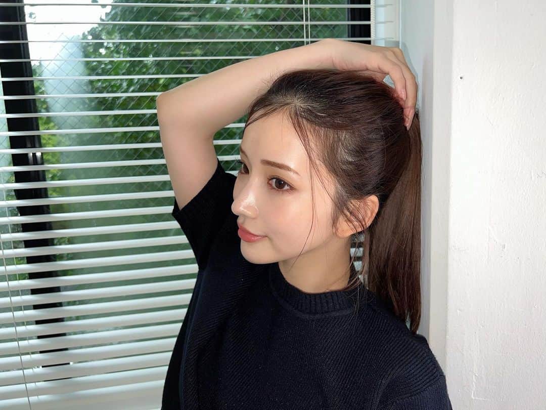 南りほのインスタグラム：「気温も下がって、一気に秋らしくなってきたね🍂 過ごしやすくて気持ちいい季節にぴったりなお気に入りメイクだよ～  ヴィセからニュアンス マット クリエイターが10/16に発売🖤  透け感マットの質感のアイカラーパレットで、マットなのにテクス チャーも重たくなく⾊を重ねても濁らないし パレット内が、仕切りがなくて⾊を混ぜて簡単にグラデーションが 出来るのがおすすめ✍ リップは、ニュアンスマットルージュのBR340を塗ってアイメイク と統⼀感出しました💋  @visee_kose  #visee_PR #ヴィセ #Visee #ニュアンスマットクリエイター#ニュアンスマットルージュ」