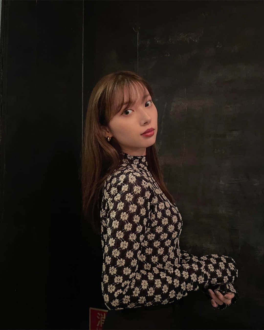 のインスタグラム：「🌼🌼🤍🥰 tops @rosyluce @tomo.i_0703  ring @lohmejewelry @sosukebigbear」