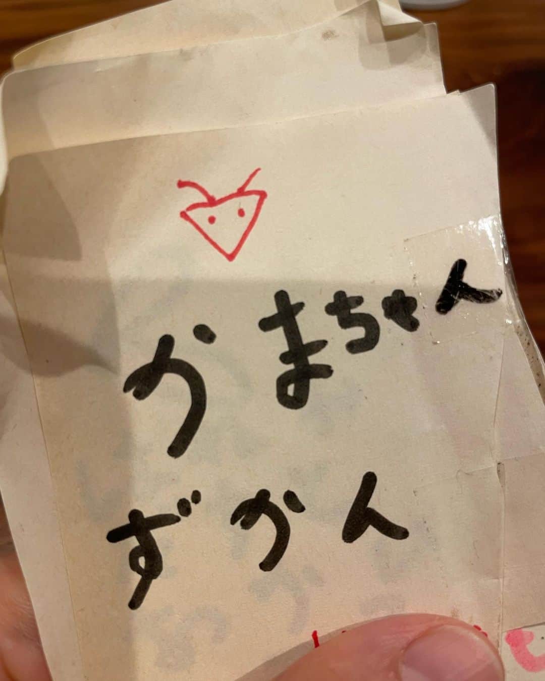安藤幸代のインスタグラム：「久々、娘っ子制作物。 今回は工作でも、絵画でもありません。 が、私は正直、その制作物に感動して嬉しくなっている金曜日の夜😆🥂  今日は幼稚園で見つけたカマキリを、昆虫が大好な女の子のお友達と観察した1日だったと報告を受けながらの夕食。 そこで取りいだしたるは、自作の「かまちゃんずかん」。  12ページにおよぶ図鑑は、カマちゃんをよーくよーーーく観察したことが分かり、感動ー🥺  ・はねおだすとあかいところ(がある) ・かおがかわいい ・左足がながい ・せなかがほそい ・めがきいろできれい ・つのがながい ・たつとおなかがふくら(ふっくら)でてる などなど。  最後のお腹がふっくら出てるの解説は、私に起立をさせ、カカ＝私みたいにおなかがでてたのー！と娘っ子、びっくり顔で私の観察記録まで披露して、私がビックリ仰天でした😂笑笑  大きくなったなぁ〜🥺 こんな事まで出来るようになったの〜🥺🥺 昨日のアンガーマネジメント養成講座のおかげで！？娘っ子の成長の尊さを感じまくっております！ 私って単純😆笑  でもでも、アンガーマネジメントのストーリーズをあげたら、とてもとても反響がありで驚いております！！ かならずアップしたいと思います〜💦  #娘っ子成長記録 #かまちゃんずかん #大きくなったなぁの一日🥺 #親バカ部」