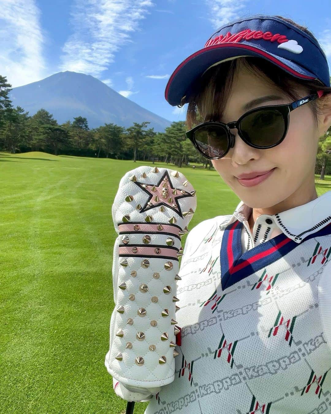 高橋としみさんのインスタグラム写真 - (高橋としみInstagram)「富士山と記念撮影🗻  お天気も良くて最高のゴルフ日和⛳️ 相変わらず洋芝に勝てません🥺  ヘッドカバー @selmo_japan  サングラス @iomic_meganehompo  バイザー @kissonthegreen  ベスト @kappa_japan_official  スカート @chucuchu_official_jp  シューズ @pumagolf_japan   #ゴルフ#ゴルフ女子#golf#富士ゴルフコース #高橋としみ#ゴルフ好きと繋がりたい#ゴルフコーデ」10月14日 19時54分 - toshimi_1002