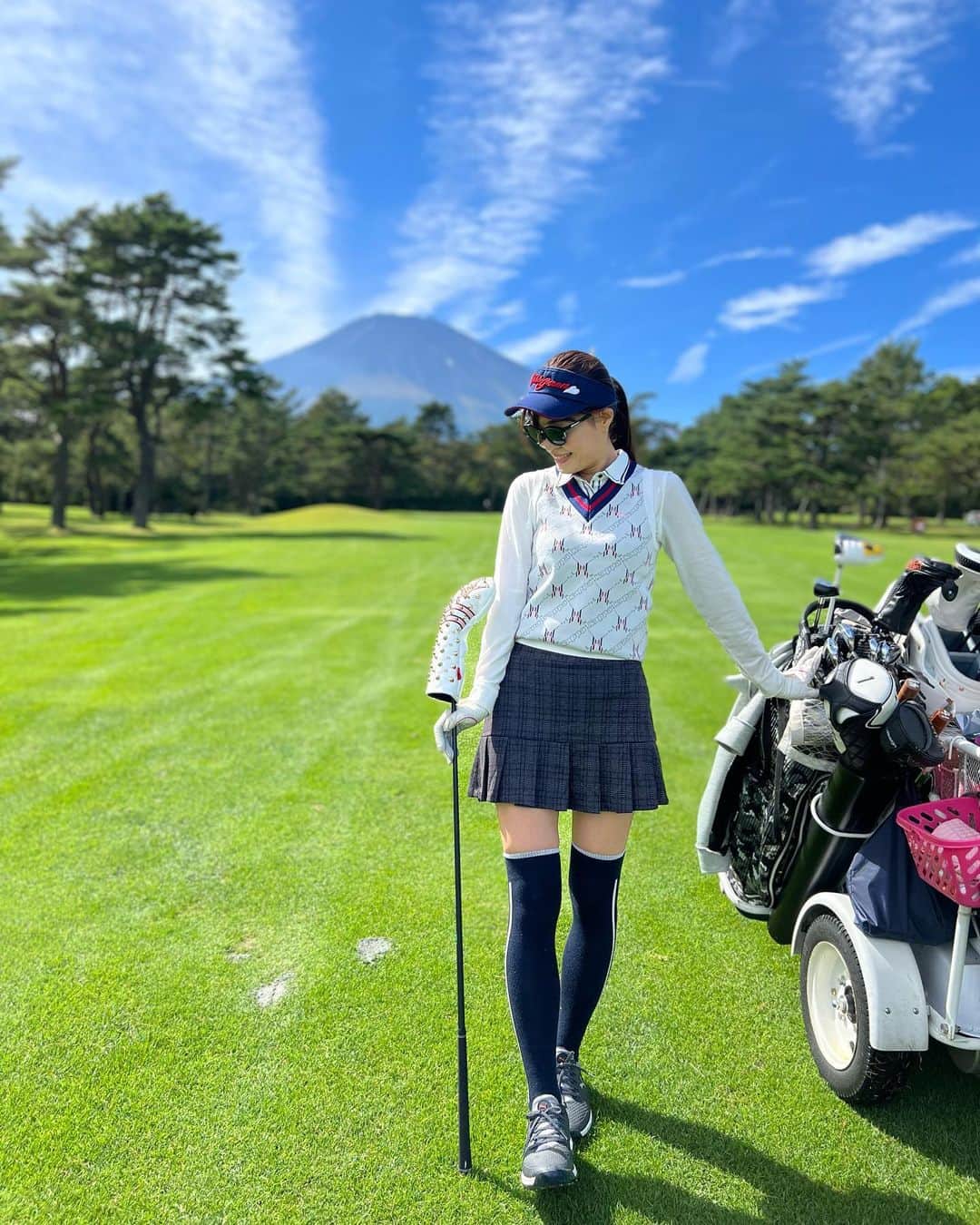 高橋としみさんのインスタグラム写真 - (高橋としみInstagram)「富士山と記念撮影🗻  お天気も良くて最高のゴルフ日和⛳️ 相変わらず洋芝に勝てません🥺  ヘッドカバー @selmo_japan  サングラス @iomic_meganehompo  バイザー @kissonthegreen  ベスト @kappa_japan_official  スカート @chucuchu_official_jp  シューズ @pumagolf_japan   #ゴルフ#ゴルフ女子#golf#富士ゴルフコース #高橋としみ#ゴルフ好きと繋がりたい#ゴルフコーデ」10月14日 19時54分 - toshimi_1002
