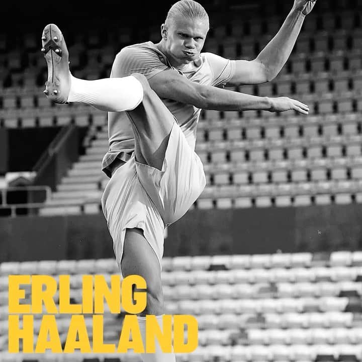 ブライトリングのインスタグラム：「There’s a reason he’s called “unstoppable” on the pitch. Erling Haaland’s career isn’t measured in goals, it’s counted in braces and hattricks. Today, Breitling is thrilled to announce Haaland as our newest brand ambassador. ⠀ ⠀ ⠀ ⠀ ⠀ ⠀ #breitling #squadonamission #erling #erlinghaaland @erling.haaland」