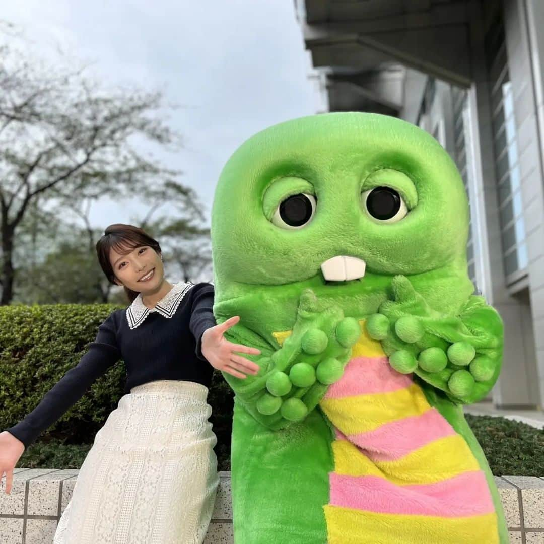 フジテレビ「プライムニュース イブニング」さんのインスタグラム写真 - (フジテレビ「プライムニュース イブニング」Instagram)「関東は週末もすっきりしない天気になりそう。雨がパラつきやすくなりますので、お出かけの際は、折りたたみ傘を❗  竹俣キャスター&ガチャピンのタッグもスタートから２週間です。来週もよろしくお願いします☺️  #ソラよみ #竹俣紅@benitakemata_official #ガチャピン　@gachapin_official #天気 #お天気 #イット #今週もお疲れ様でした」10月14日 20時22分 - livenews_it