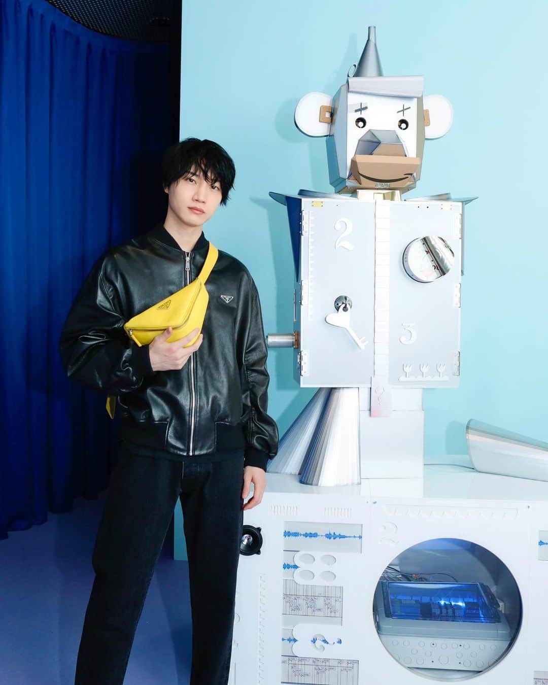 のインスタグラム：「PRADA  プラダ青山店で開催されている"サイモン・フジワラ『Who the Bær』展"へ行きました✨ プラダがサポートするアートはいつもエッジが効いているものが多くて、鑑賞するのが楽しいのですが、今回の『Who the Bær』もまだ何者でもないこのキャラクターが気候危機からポップアートまで、様々な分野にわたる数々のテーマを取り上げていて、社会風刺要素もあり、とても興味深い内容でした😌  『Who the Bær』展は10月15日から来年2023年1月30日までプラダ青山店にて開催されています✨ 是非、観に行ってみて下さいね🐻‍❄️  @prada @fondazioneprada #Whothebær」
