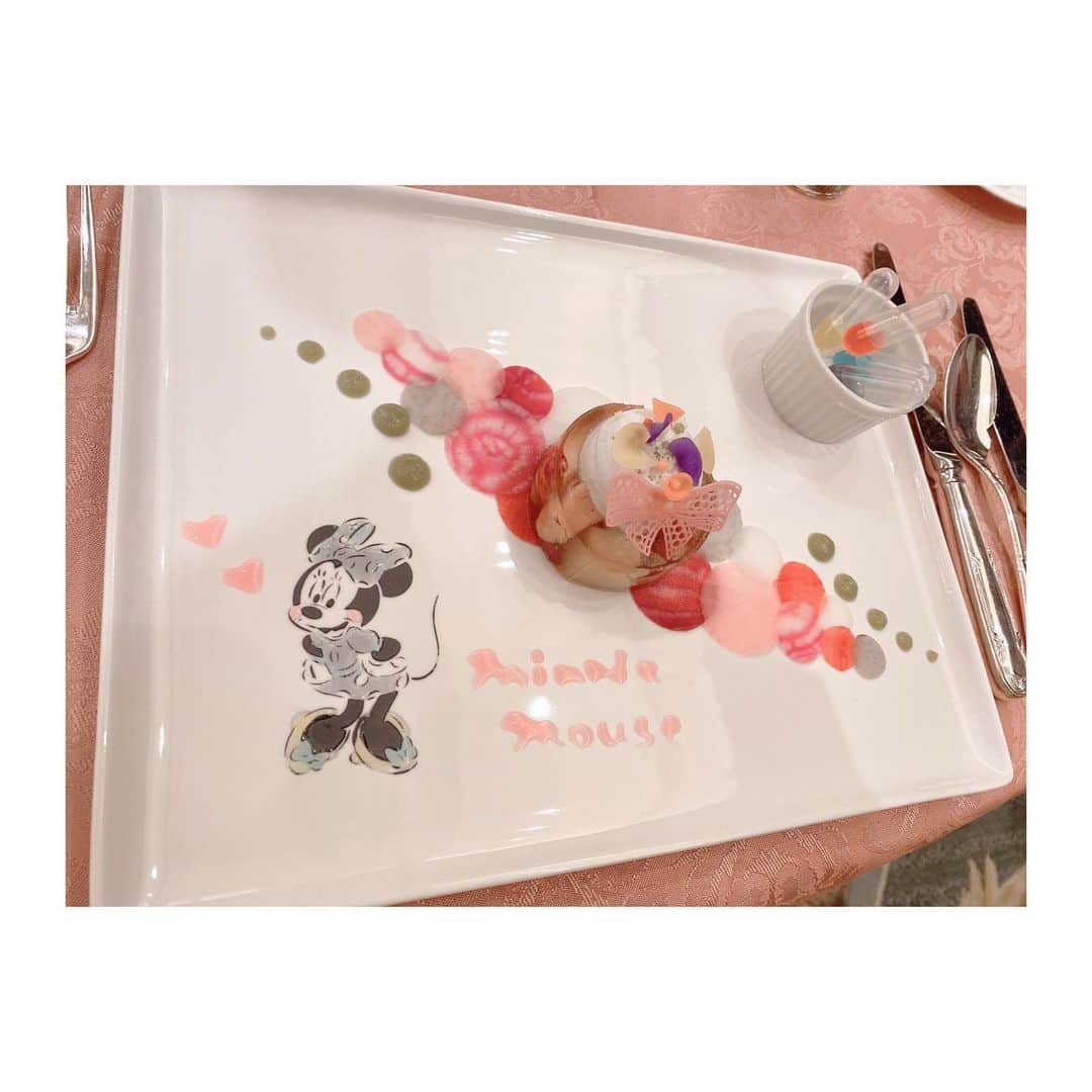 石井奏美のインスタグラム：「母主催で永遠のアイドル、ミニーちゃんを呼んで女子会🎀  お料理もミニーちゃんも可愛かった💓  4枚目は推しを目の前にして呼吸が浅くなっている私です🤣  来週になりましたら、通常通りのお仕事アカウントに戻りますのでしばしプライベート投稿にお付き合いください💐🧸笑  #disney#disneyland#disneylandhotel#ディズニー#セレブレーションダイニング」