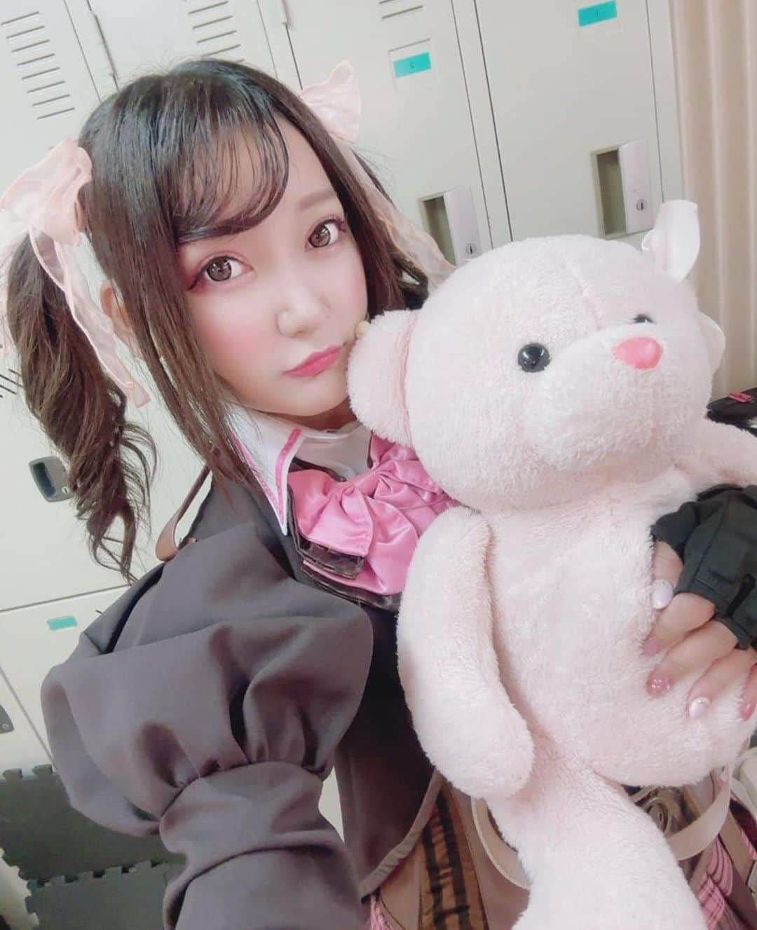 西本りみのインスタグラム：「ねーねー。 結局、みんなは、どのりみがすき？  #可愛い系？ #お姉さん系？ #かっこいいロック系？ #りみゅん？ #白髪 もあります。この髪色のみ全頭原色 #赤髪 に出来るポテンシャルを持っています。  せ〜くし〜なの？きゅ〜となの？どっちが好きなの〜〜〜〜 てきな。  みんなは、どのりみがすき？  #りみゅんはもはや一つのジャンルです #りみゅんという名の地雷系 #というか西本の地雷系はもれなくりみゅん召喚なのです  可愛い系は #りみりん って感じ カッコいい系は #にしもロック って感じ #赤髪 も #白髪 も #派手髪 も #おりみさん って感じやな  #大人っぽい系は知らん」
