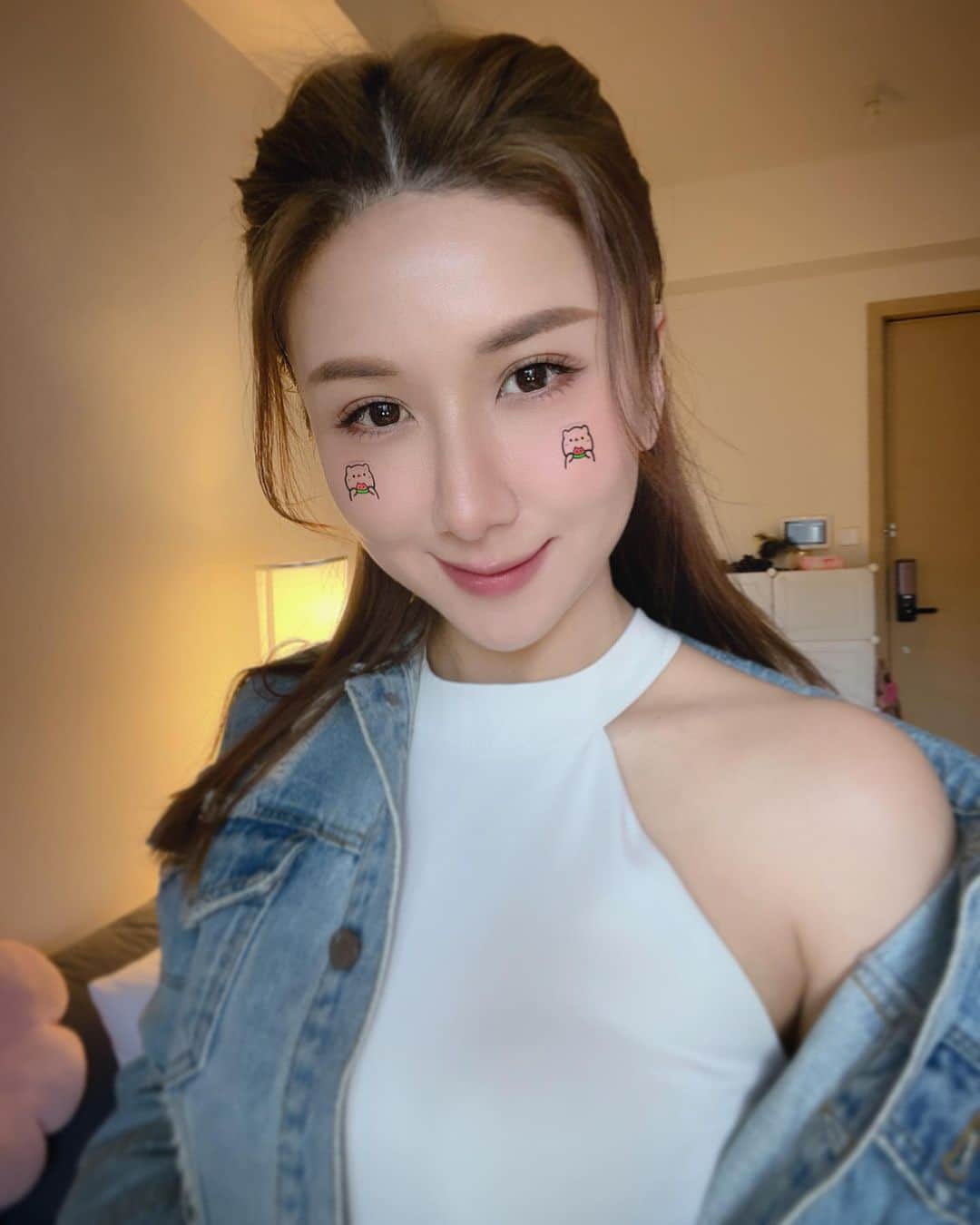 Chloe Yuenのインスタグラム：「HELLO STRANGERS 😝 Have you missed me?  I took a break from the internet. But I’m back, let’s play and leave me a comment.  It’s Friday night, who’s doing what?! 💋  好耐冇post過野 有點陌生 Hello大家好 有冇掛住我呢, (唔好怕羞 請舉手)😝  #showmeyourlove❤️  #missedyouall#pigpig🐽🐷#isback #status#online」