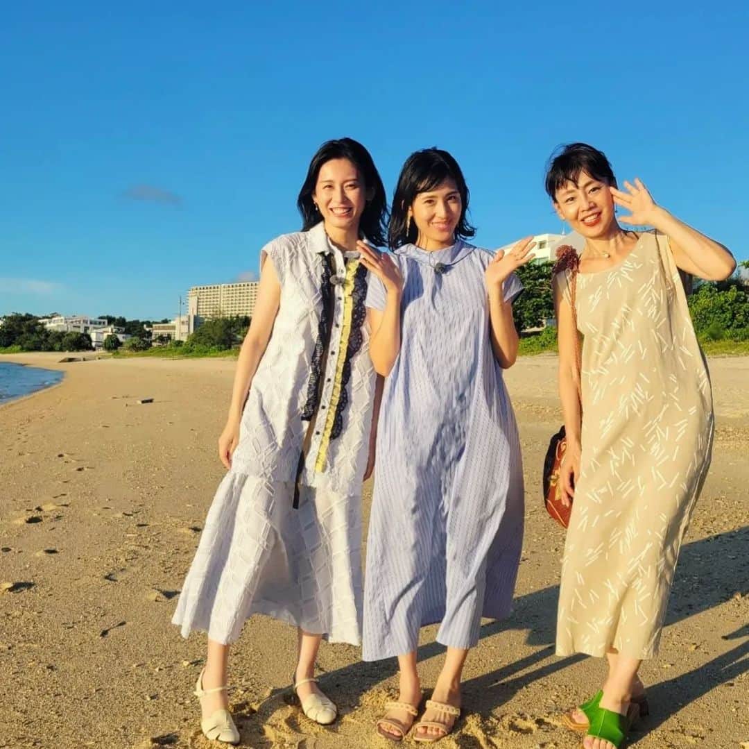 本仮屋リイナのインスタグラム：「放送をご覧いただき、ありがとうございました☺️  伯母のまさみちゃんと🌊✨  我が家の沖縄移住への挑戦はまだまだつづいています...  ご紹介した沖縄そばの @sugizi.okinawa すぅ～ぎぃ～じぃ 、とってもおいしいので、沖縄へお出掛けの方はぜひ☺️🍜 中落ち丼も絶品です！✨  お見逃しの方は、TVerでぜひ🧜‍♀️  #沸騰ワード10」