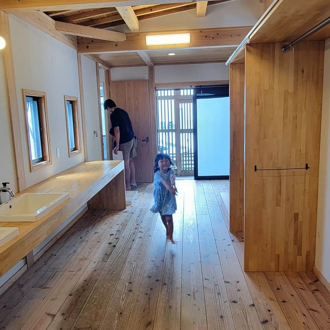 本仮屋リイナのインスタグラム：「ロケ後、家族で内見にいきました☺️  見返すと、杉の木の清々しい香りが思い出され、うっとりしてしまうほど本当に素敵な家。周辺環境も見て回りましたが、それも素晴らしい。  ただ、わたしたちにとってとても重要なお庭がイメージとちょっとちがう。 すぐには夫のGOがでず、断念しました。  ここを越える物件はあるのか？！ と不安もありますが、来春の移住を目標に探し続けてます☺️  #沸騰ワード10 #沖縄移住」